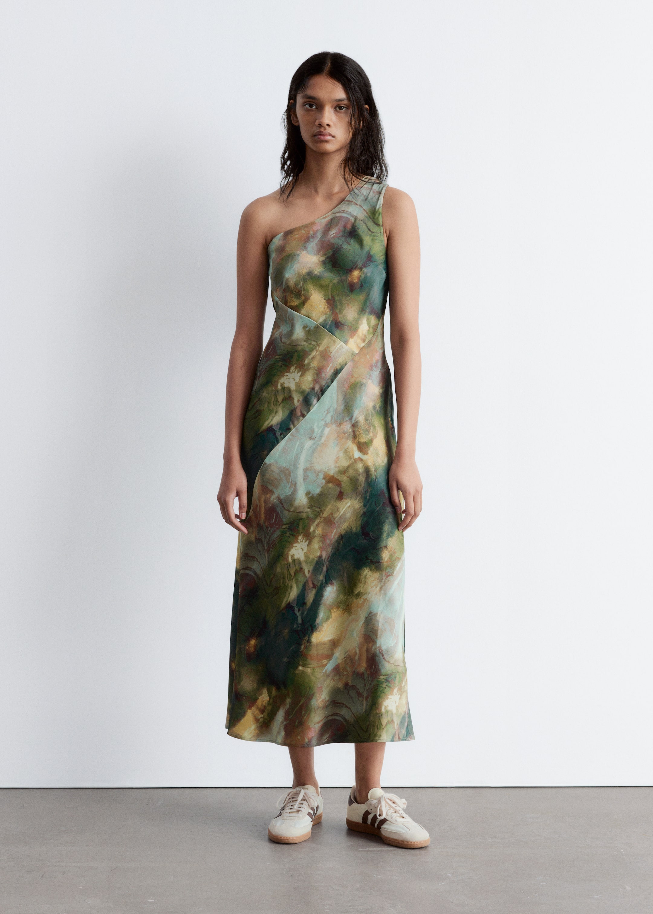 Visa större bild: Midilång one shoulder-klänning i satin - Abstrakt mönster - DAM | H&M SE 1