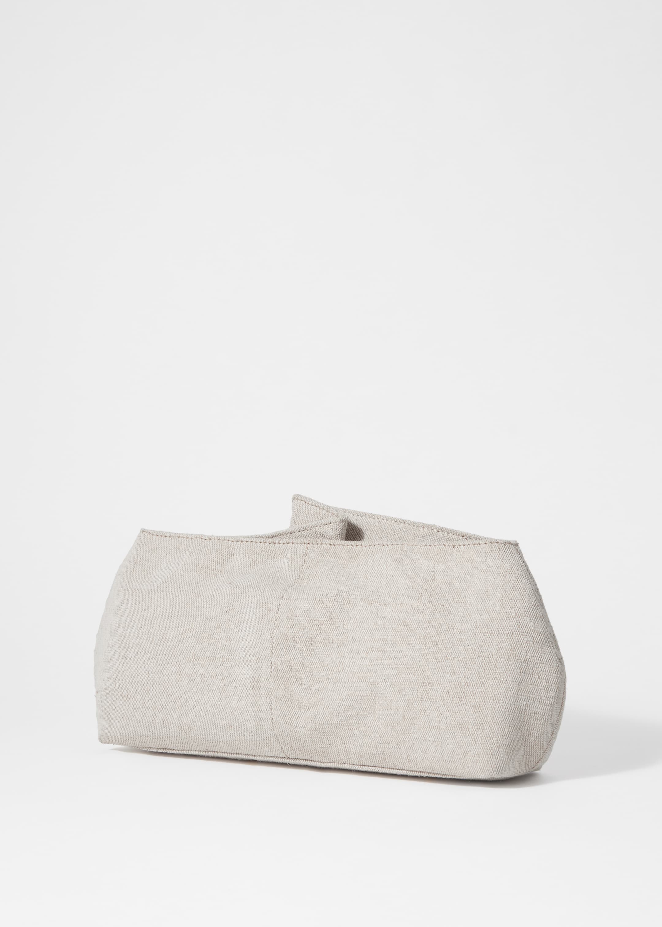 Visa större bild: Clutch i canvas med lövformad brosch - Ljusbeige - DAM | H&M SE 6