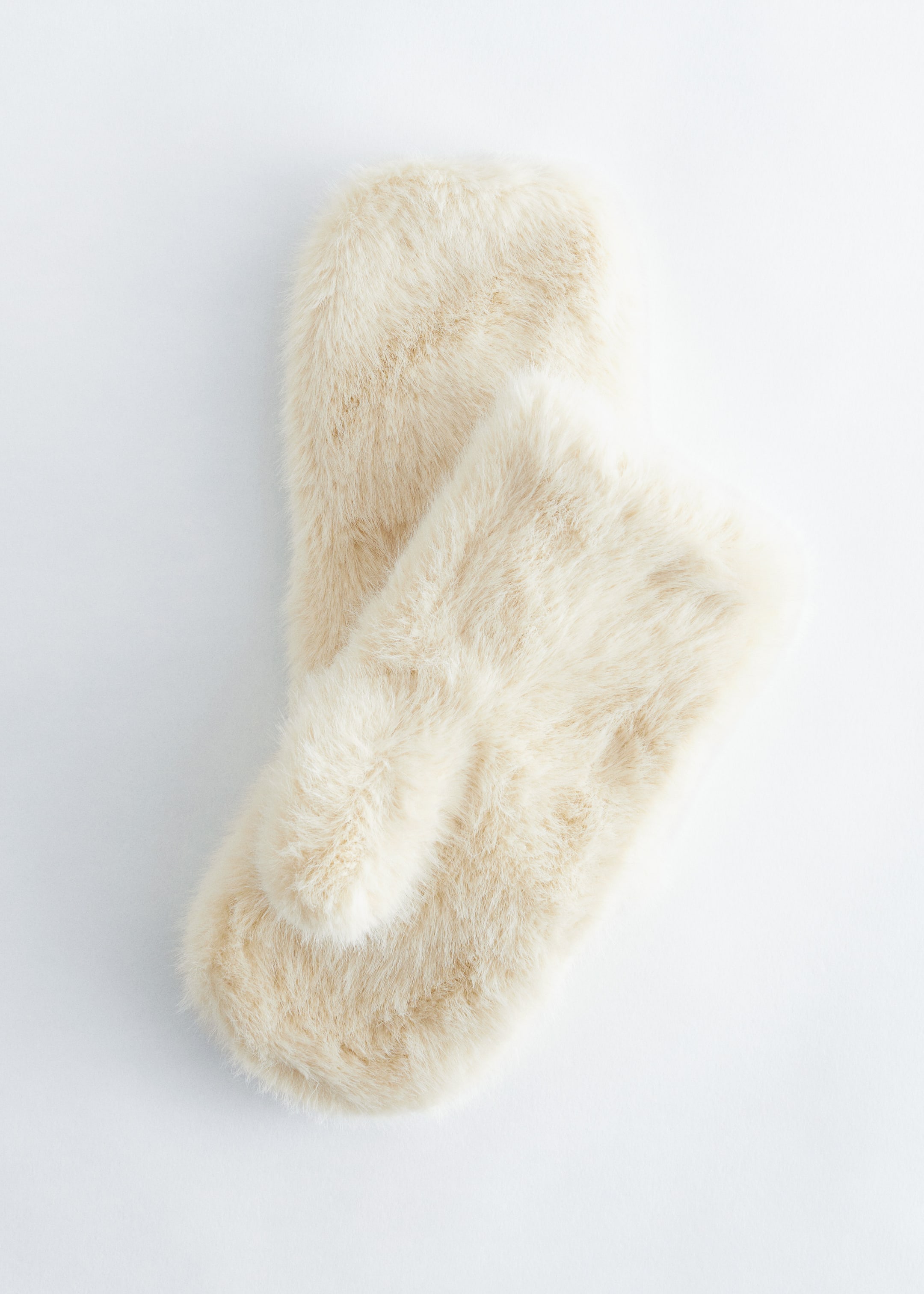 Agrandir l'image: Deux moufles en fausse fourrure beige clair sont posées à plat, l'une chevauchant l'autre. La texture douce et moelleuse de la fourrure est évidente sur les deux moufles, et la section du pouce de la moufle du dessus est clairement visible.