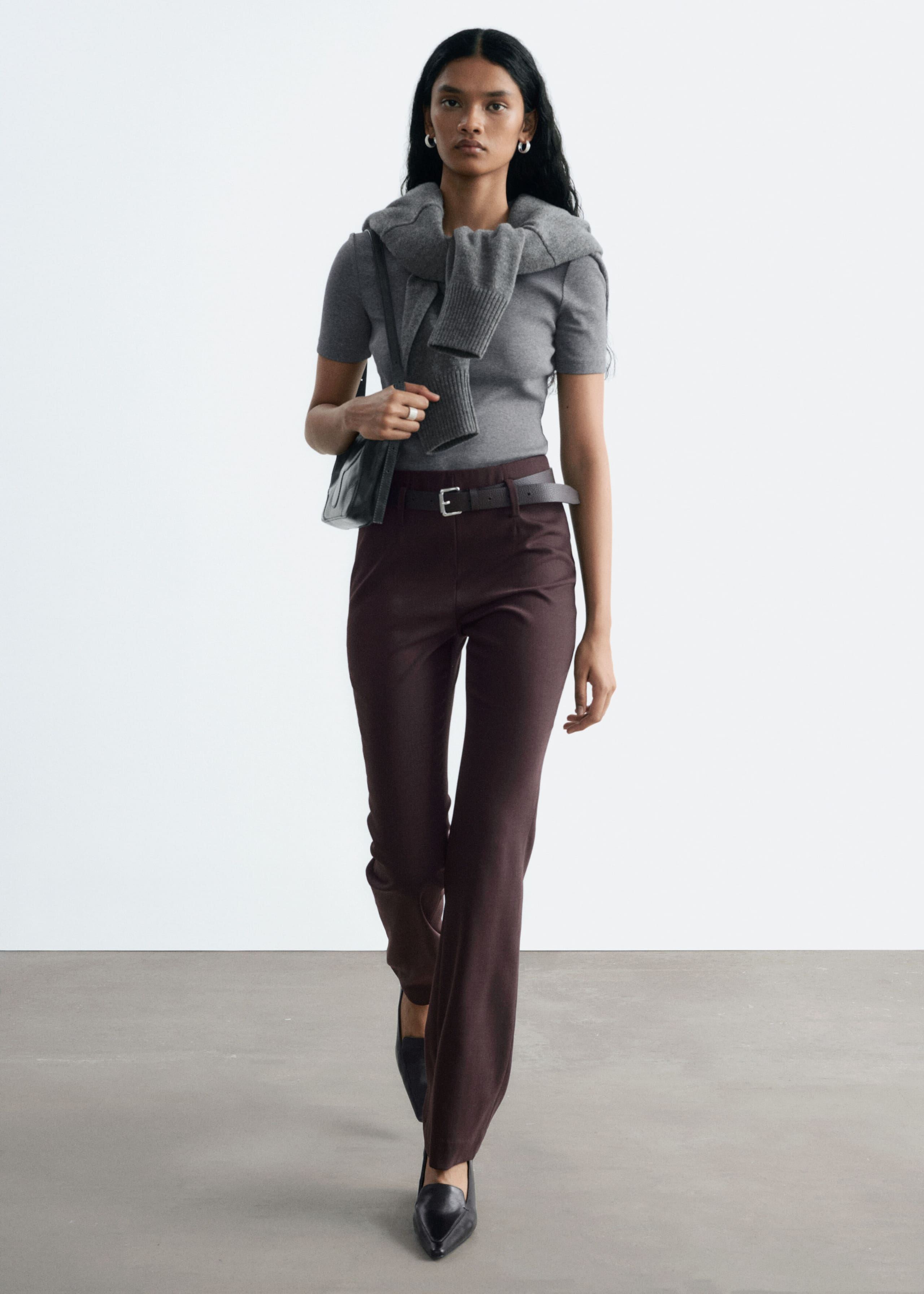 Schmal geschnittene Hose - Dunkelbraun - Lookbook