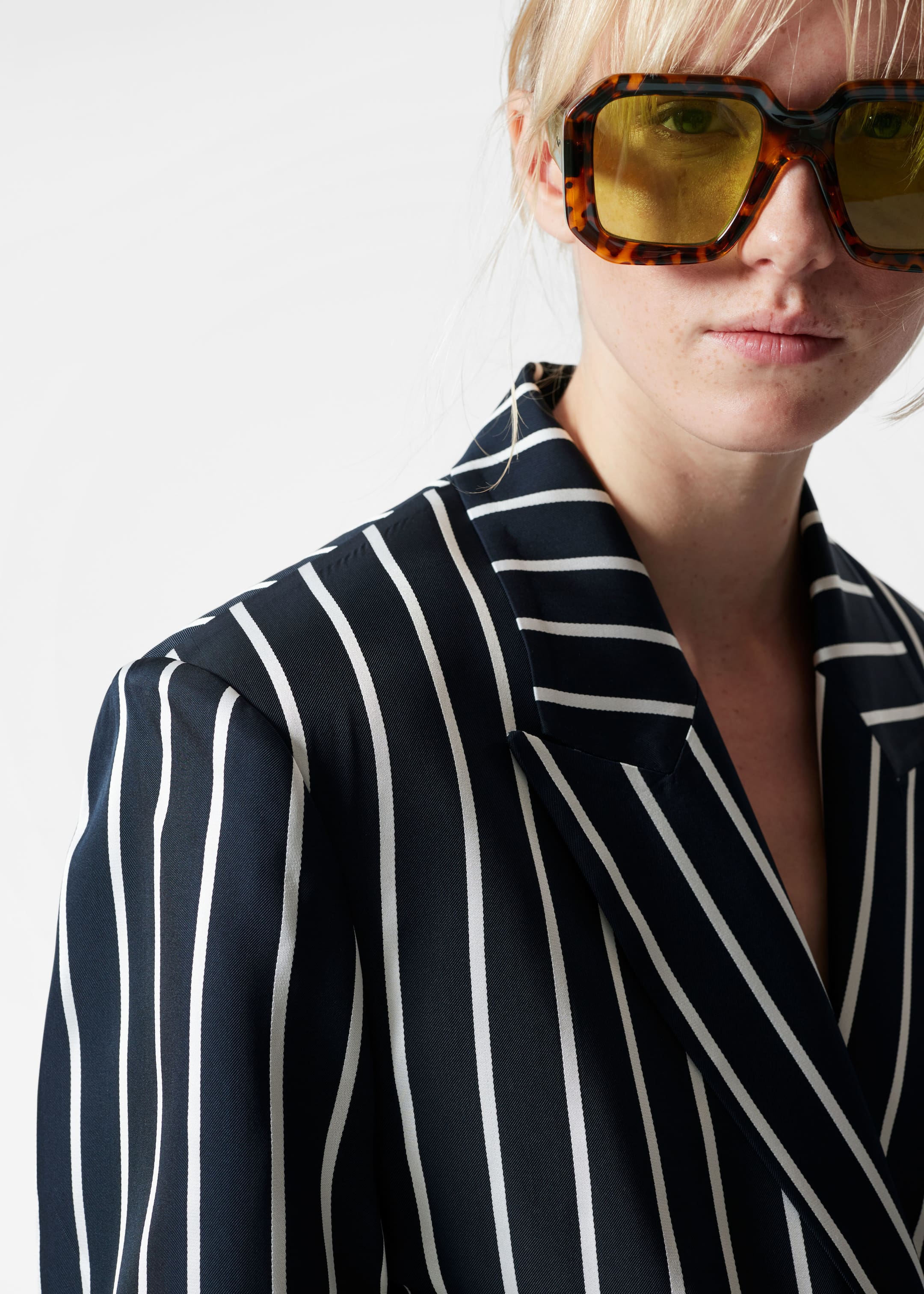 Visualizza immagine più grande: Blazer sartoriale con spalle ampie - Righe blu navy - DONNA | H&M IT 4