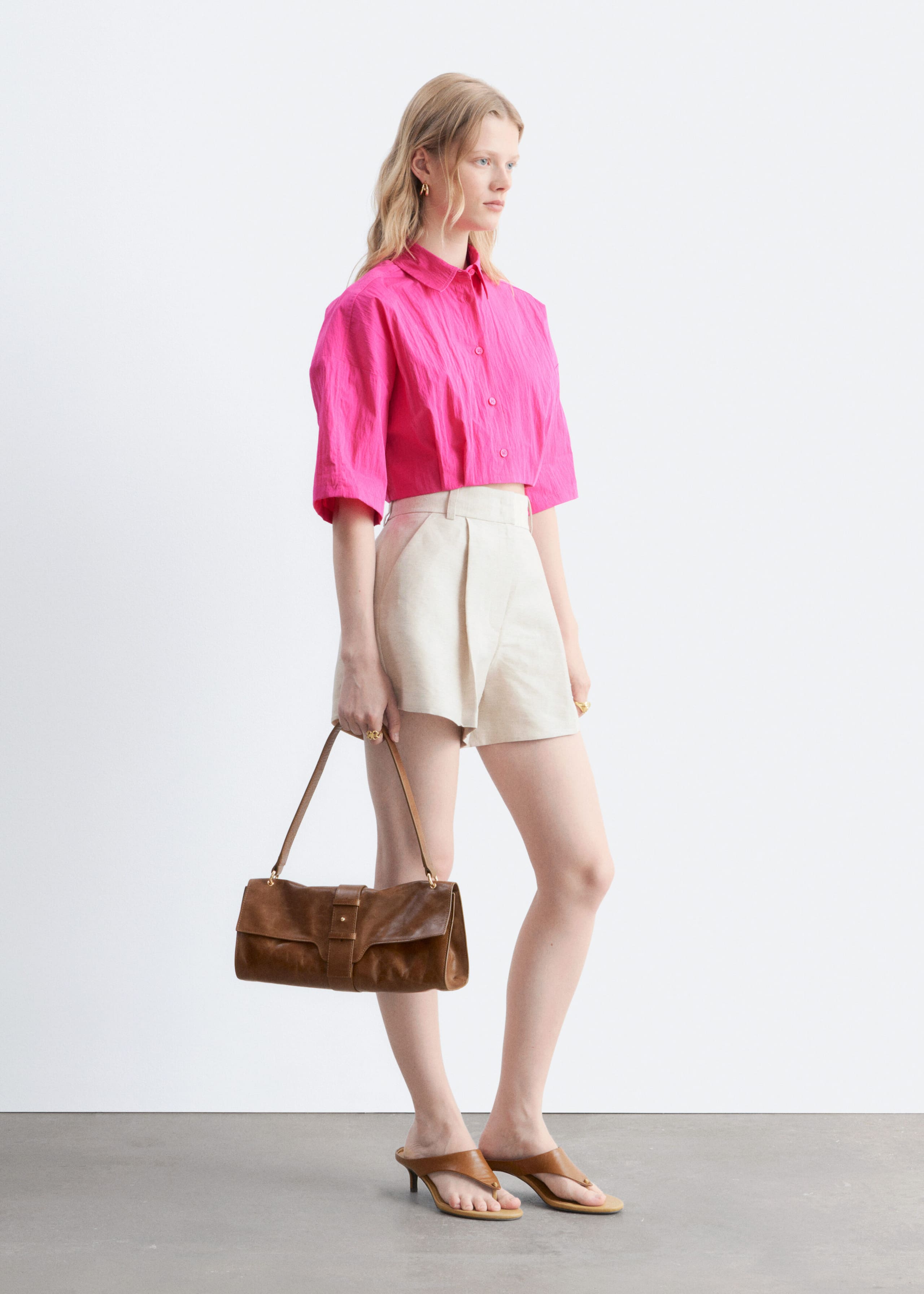 Verkürztes Hemd mit Falten am Saum - Bright Pink - Lookbook