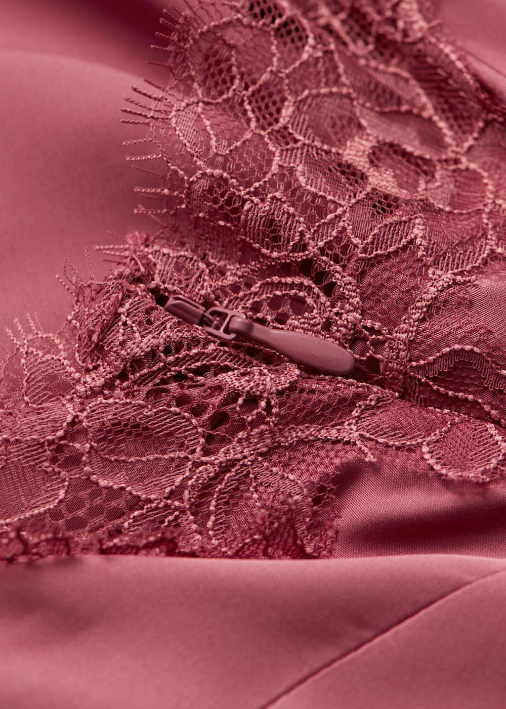 Robe combinaison midi en satin - {{variantName}} - Descriptive Detail
