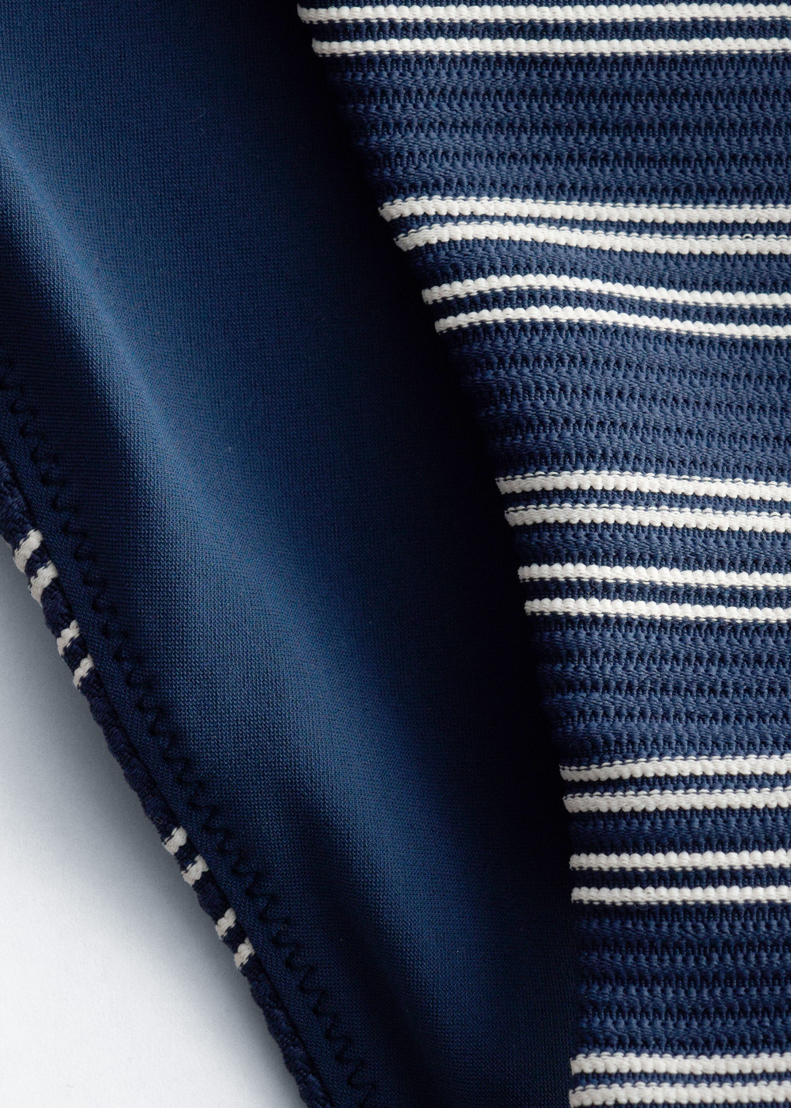 Image of Bikinitrosa med sidodetalj