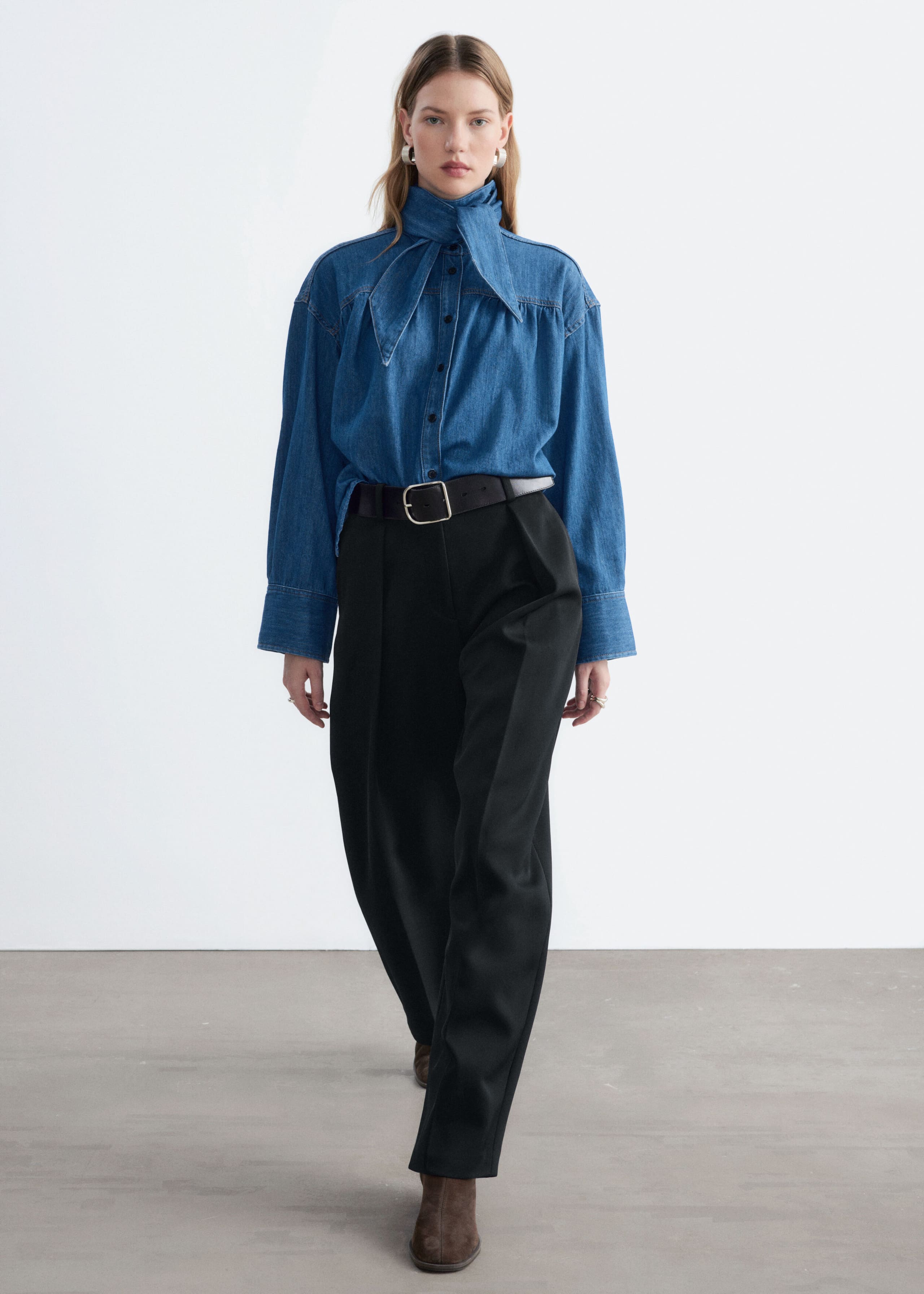 Jeanshemd mit Schalkragen - Blau - Lookbook