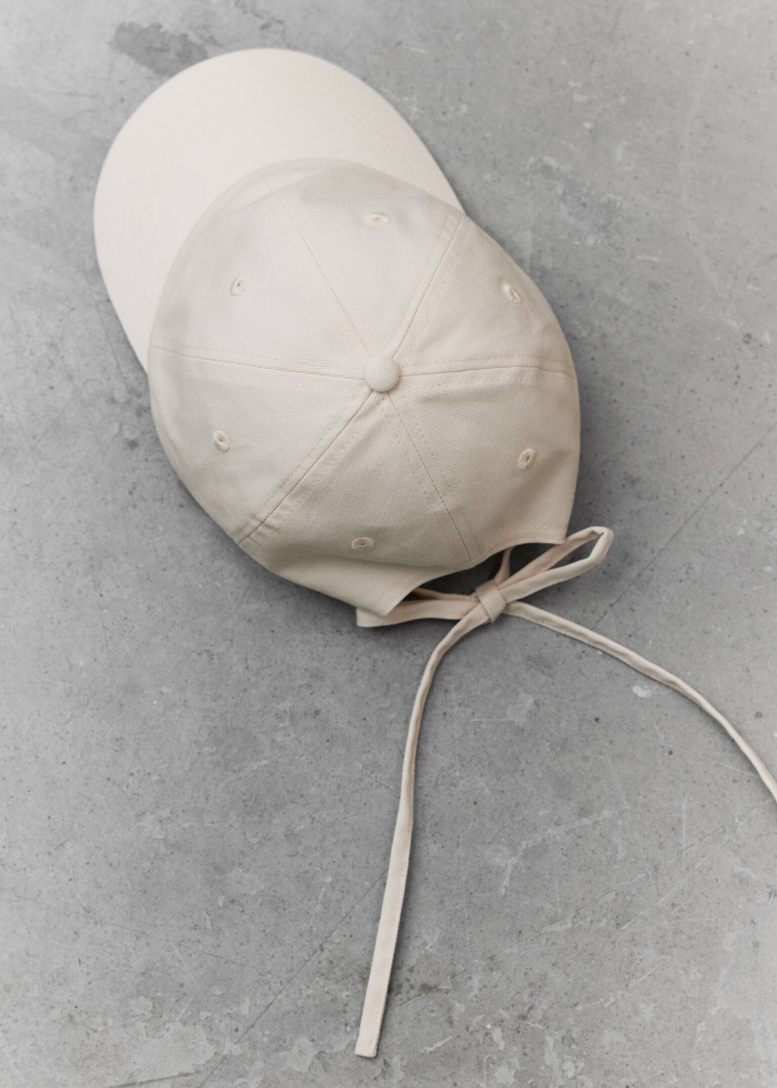 Baseballpet met striksluiting - Crème/Zwart