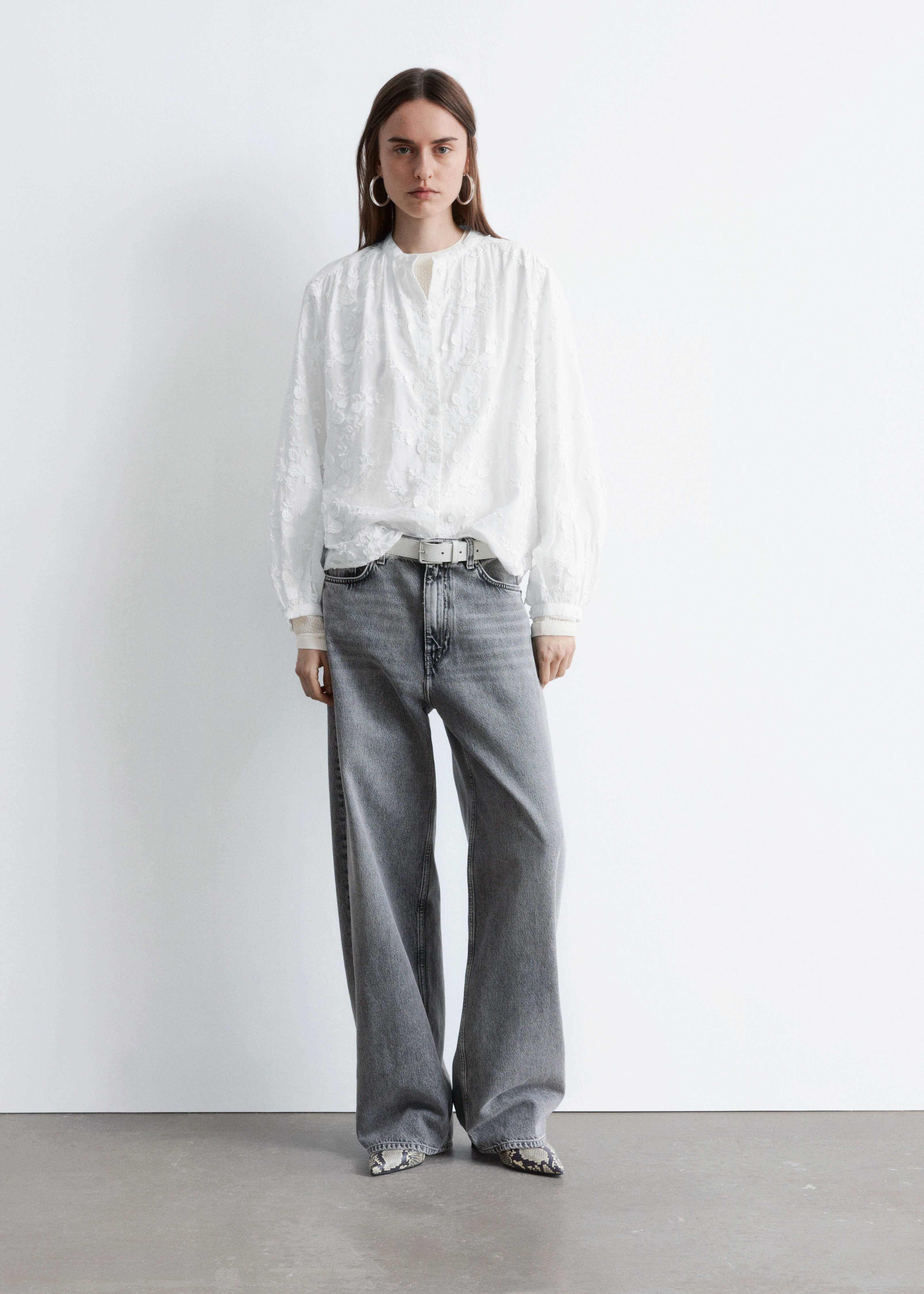 Bluse med voluminøs blomsterapplikasjon - Hvit/Blomsterbroderi/Hvit/Olje