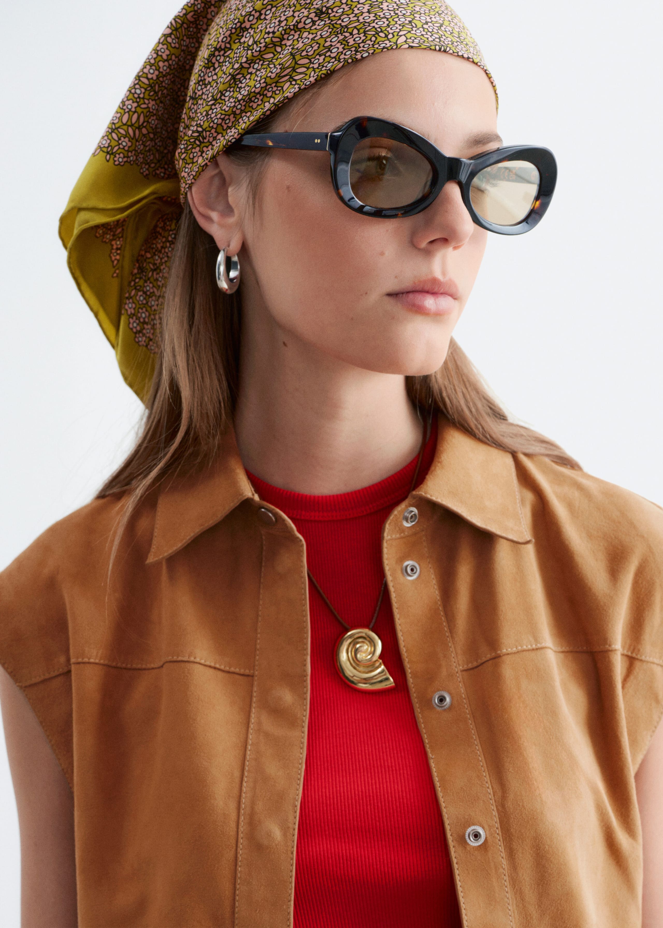Ärmelloses Oberteil aus Veloursleder - Dunkelbeige - Lookbook