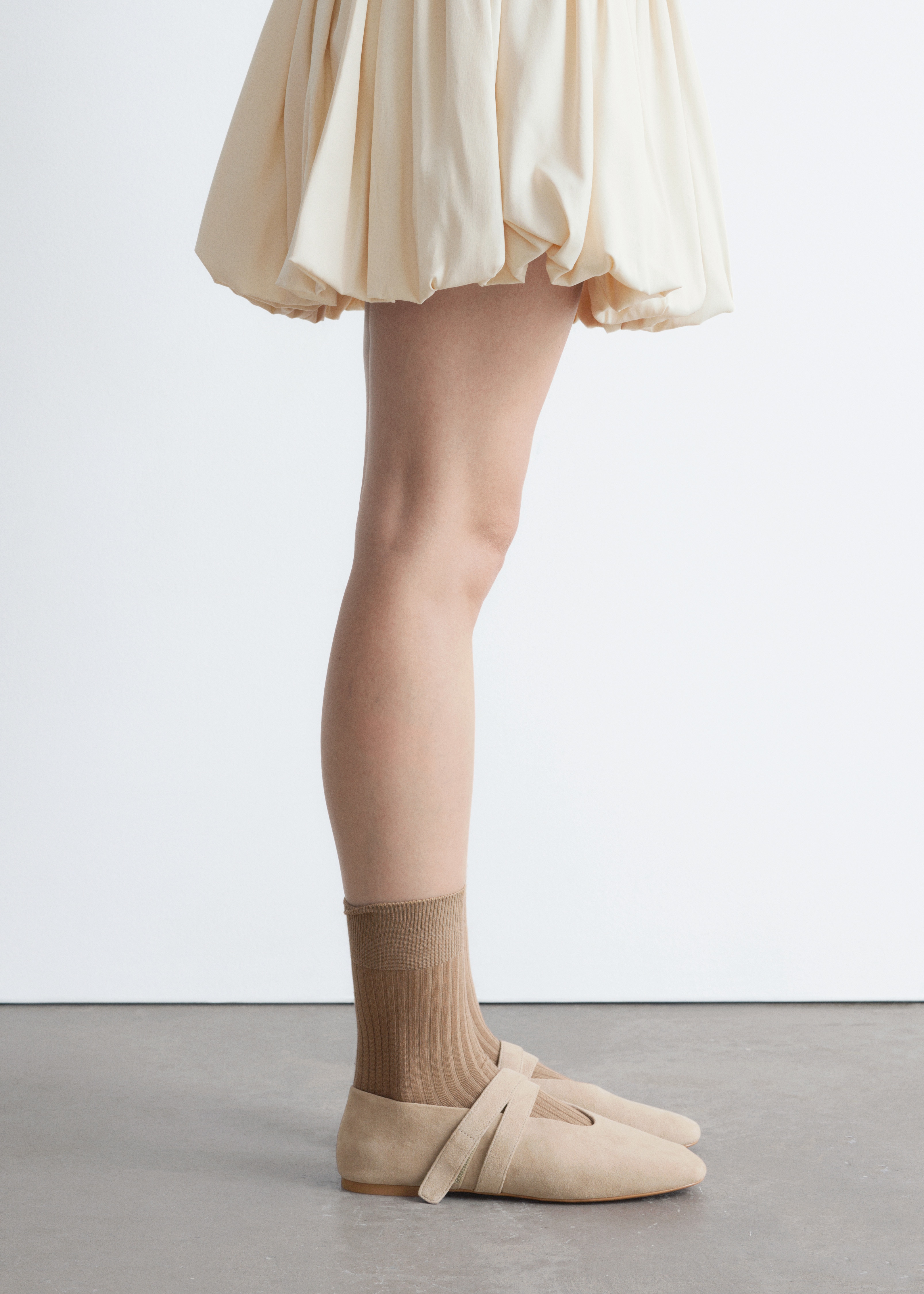 Ballerines en cuir à brides croisées - Daim beige/Cuir noir/Cuir gris
