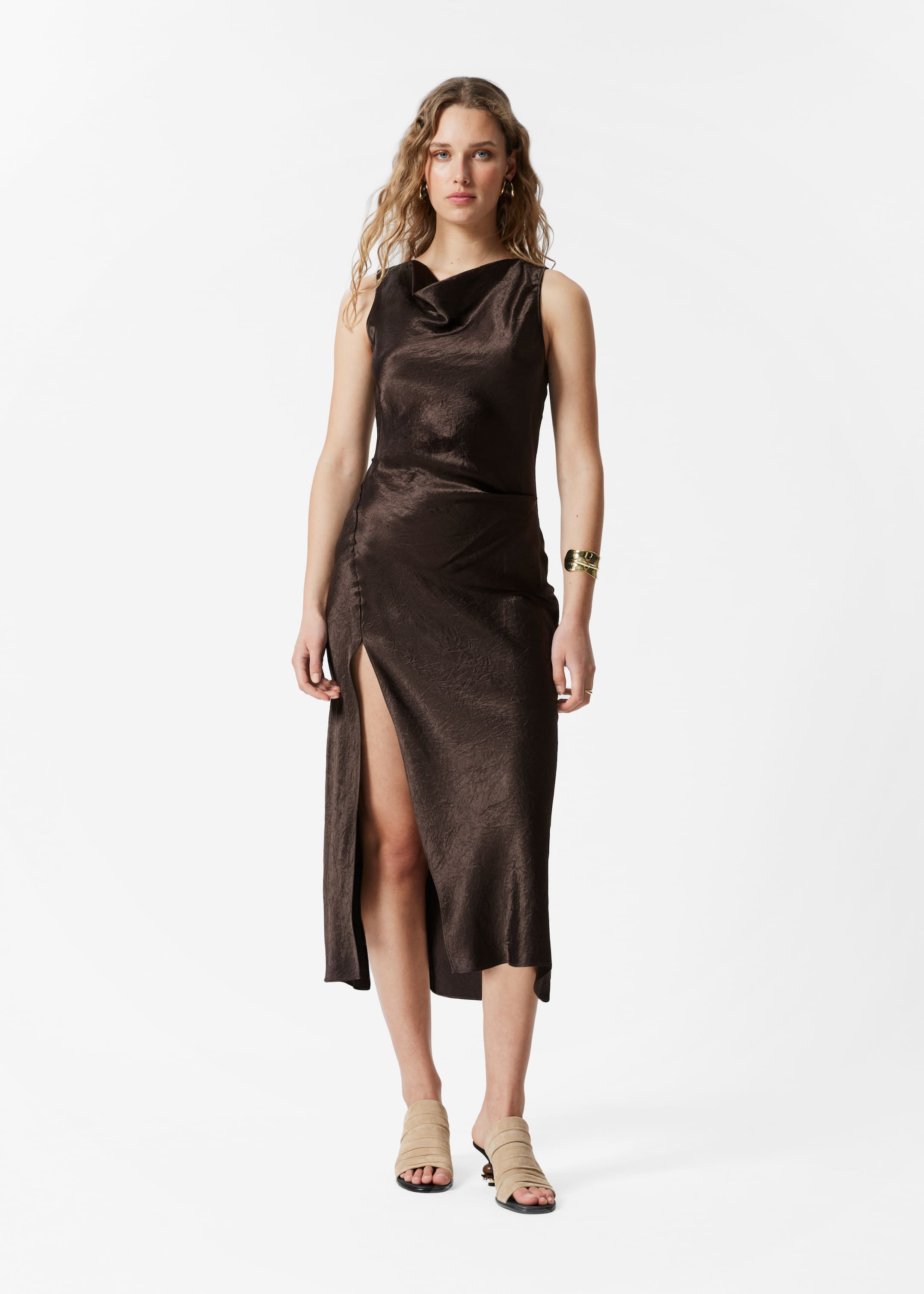 Visualizza immagine più grande: Abito midi in raso drappeggiato - Marrone scuro - DONNA | H&M IT 1