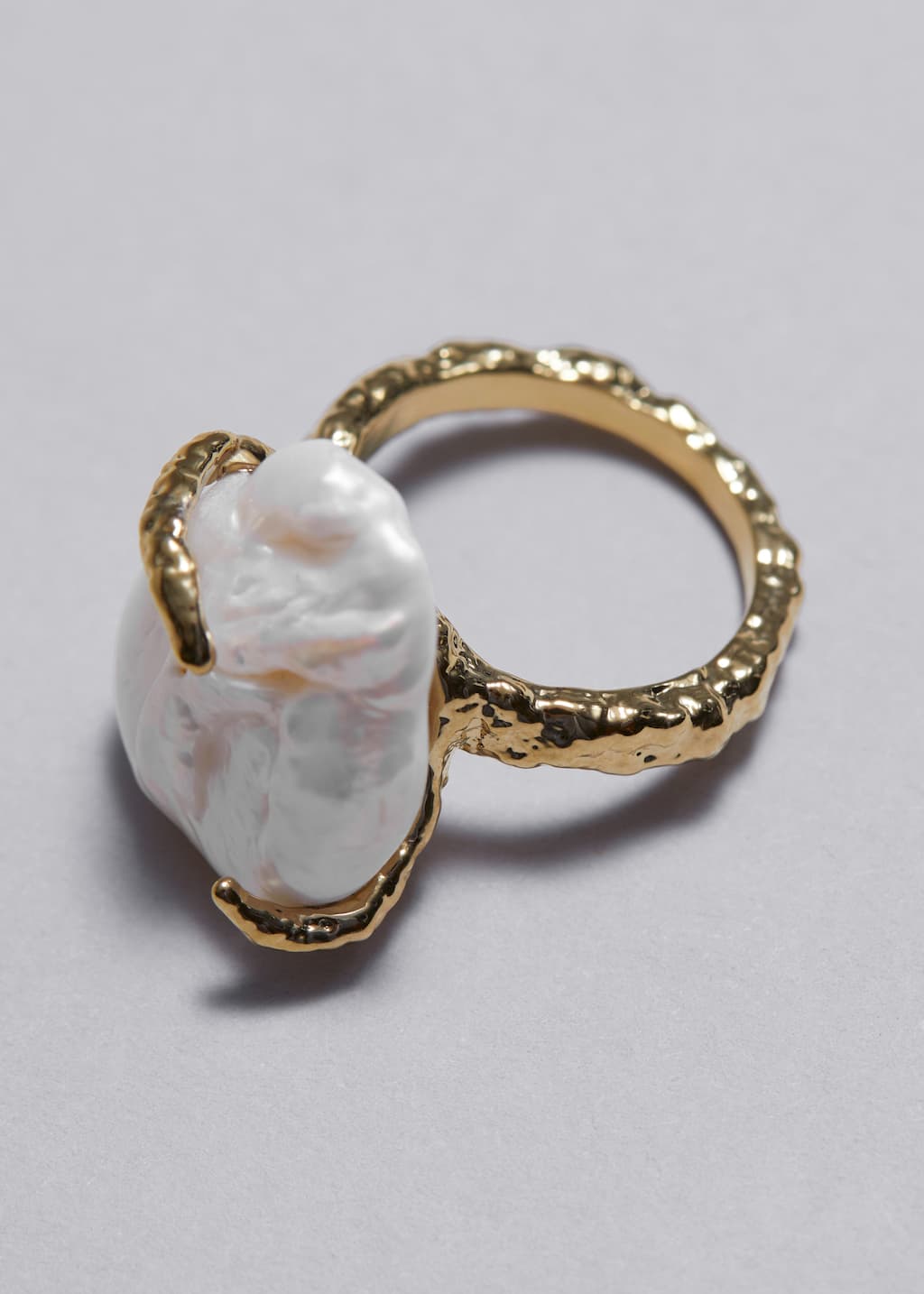 Anillo con perla de agua dulce de forma barroca