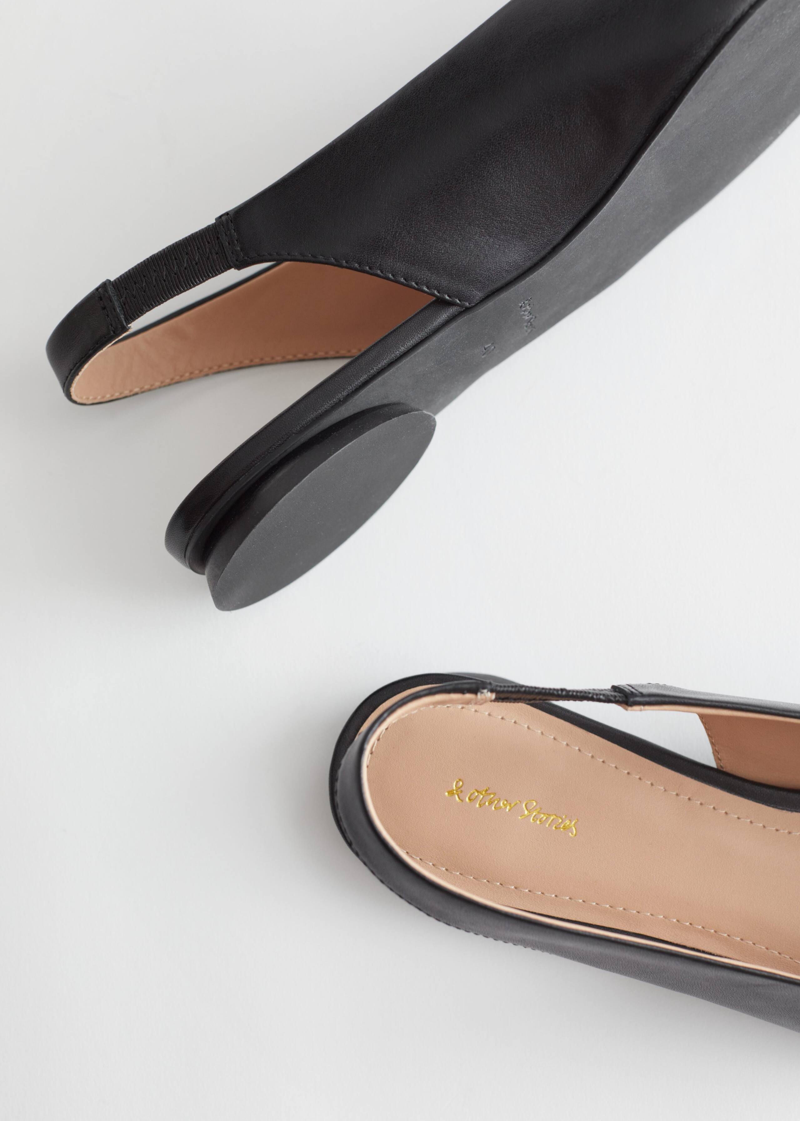 Pointed Leather Ballerina Flats - {{variantName}} - Descrizione dettagliata