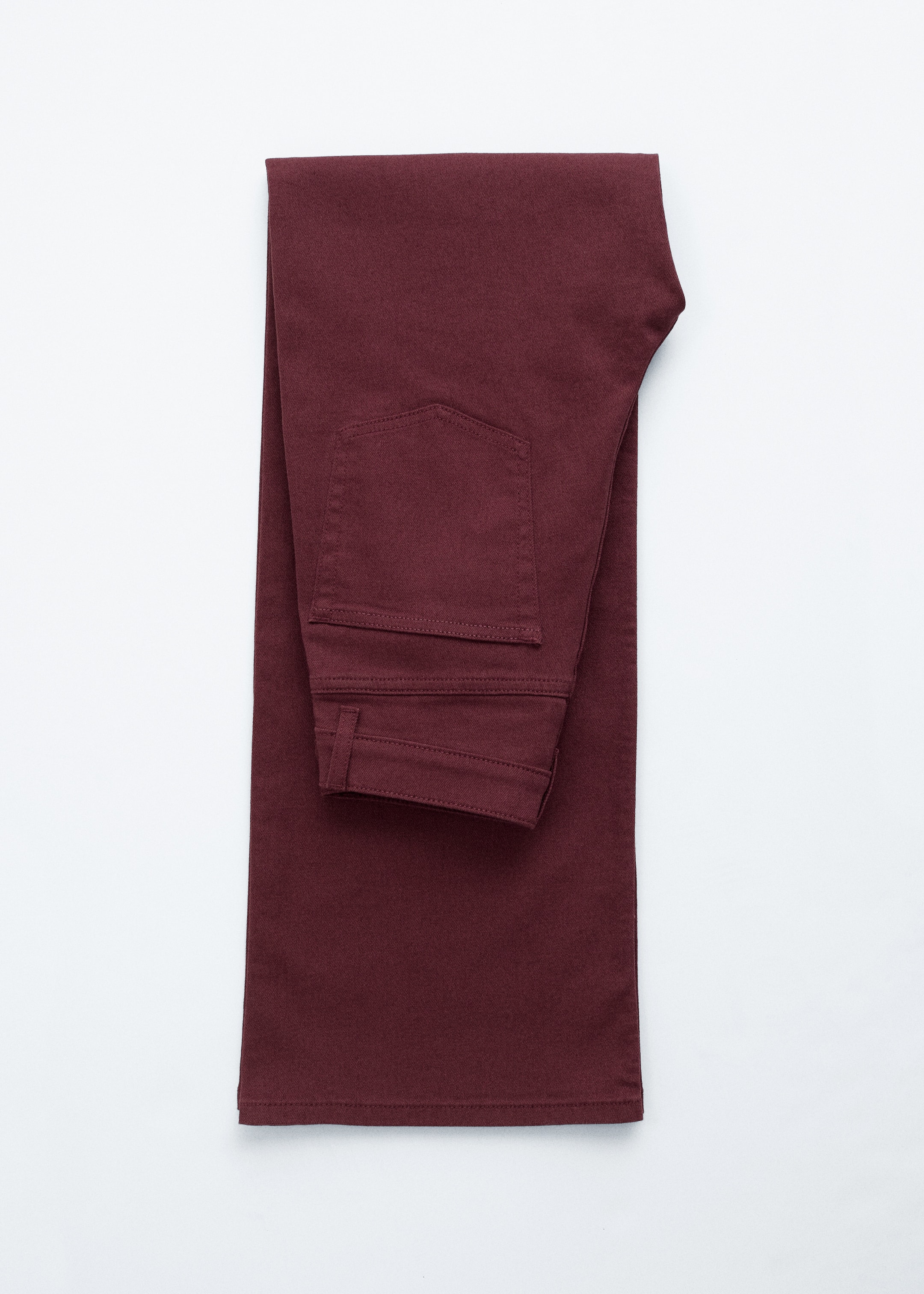 Ingrandisci l'immagine: Un paio di jeans bordeaux a vita alta con una finitura classica in denim è piegato in modo piatto, mostrando la vista posteriore con una tasca applicata visibile sulla gamba sinistra e gambe larghe.
