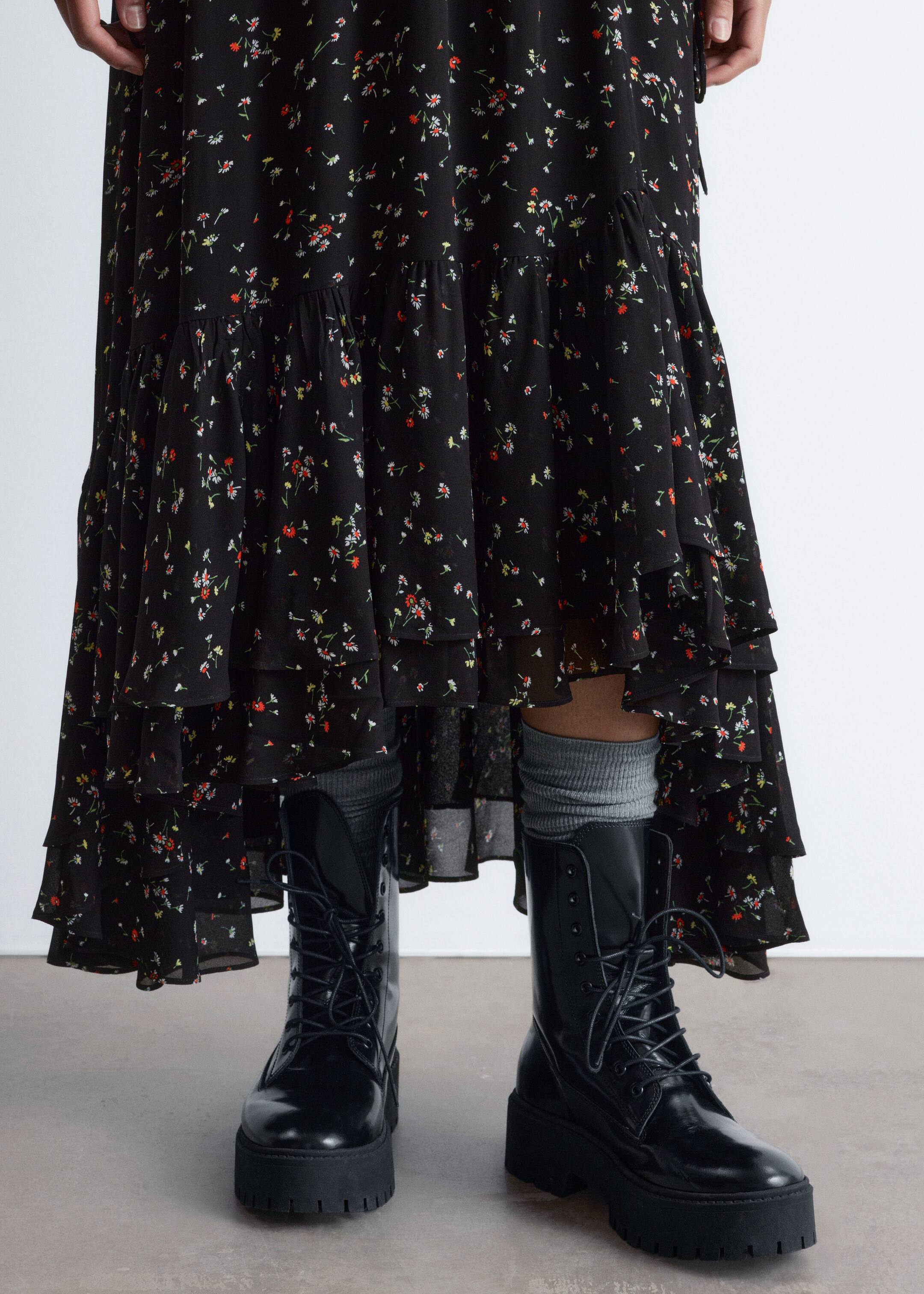 Ver imagen más grande: Maxivestido de manga larga con volantes - Negro/Floral - MUJER | H&M ES 5