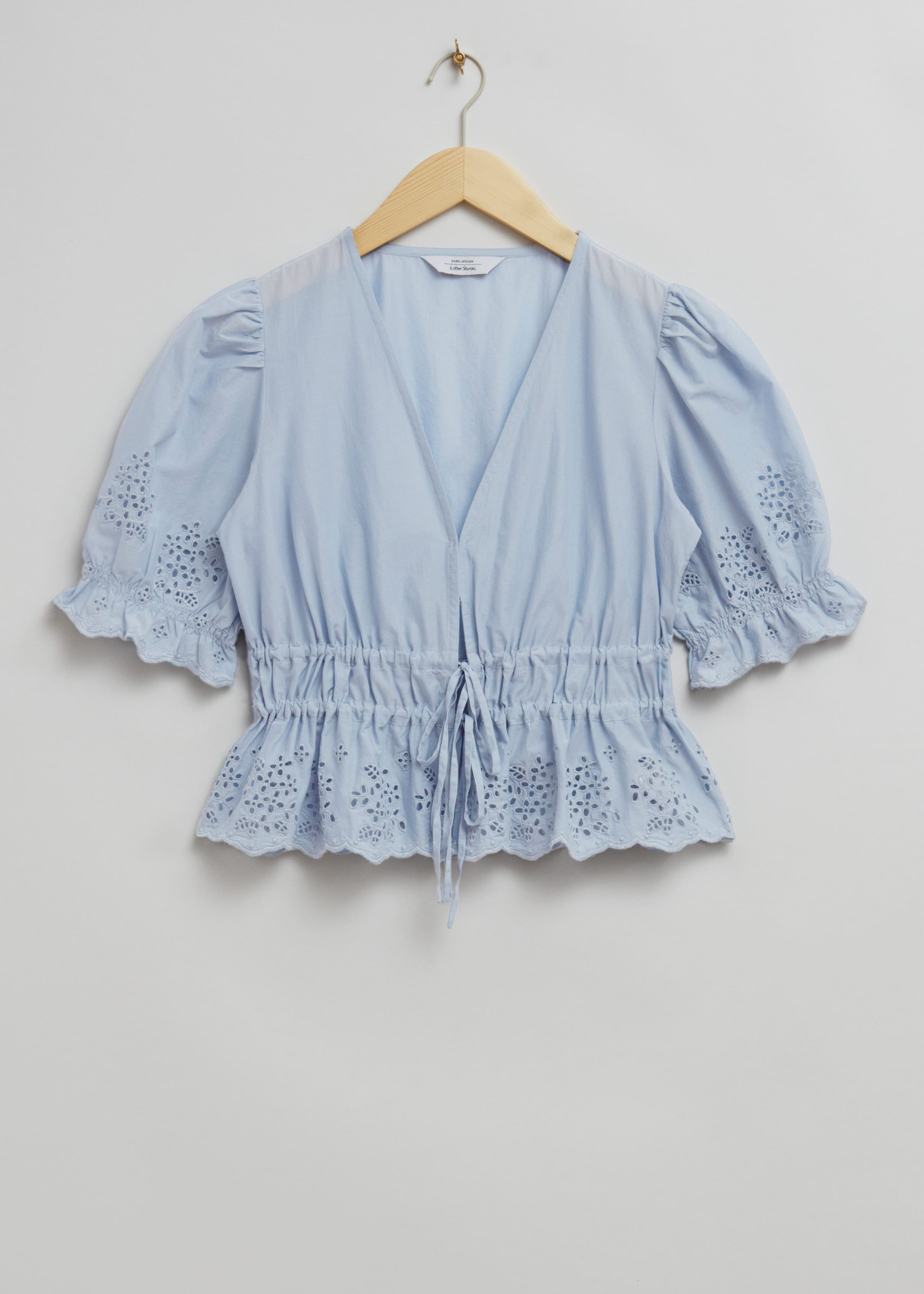 BroderieAnglaisePuffSleeveBlouse - Light Blue - Natura morta