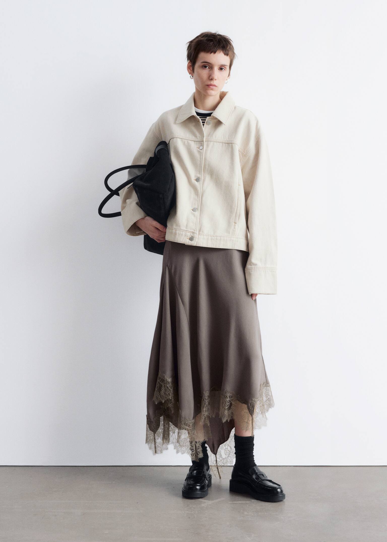Saia midi assimétrica com acabamento em renda - Toupeira
