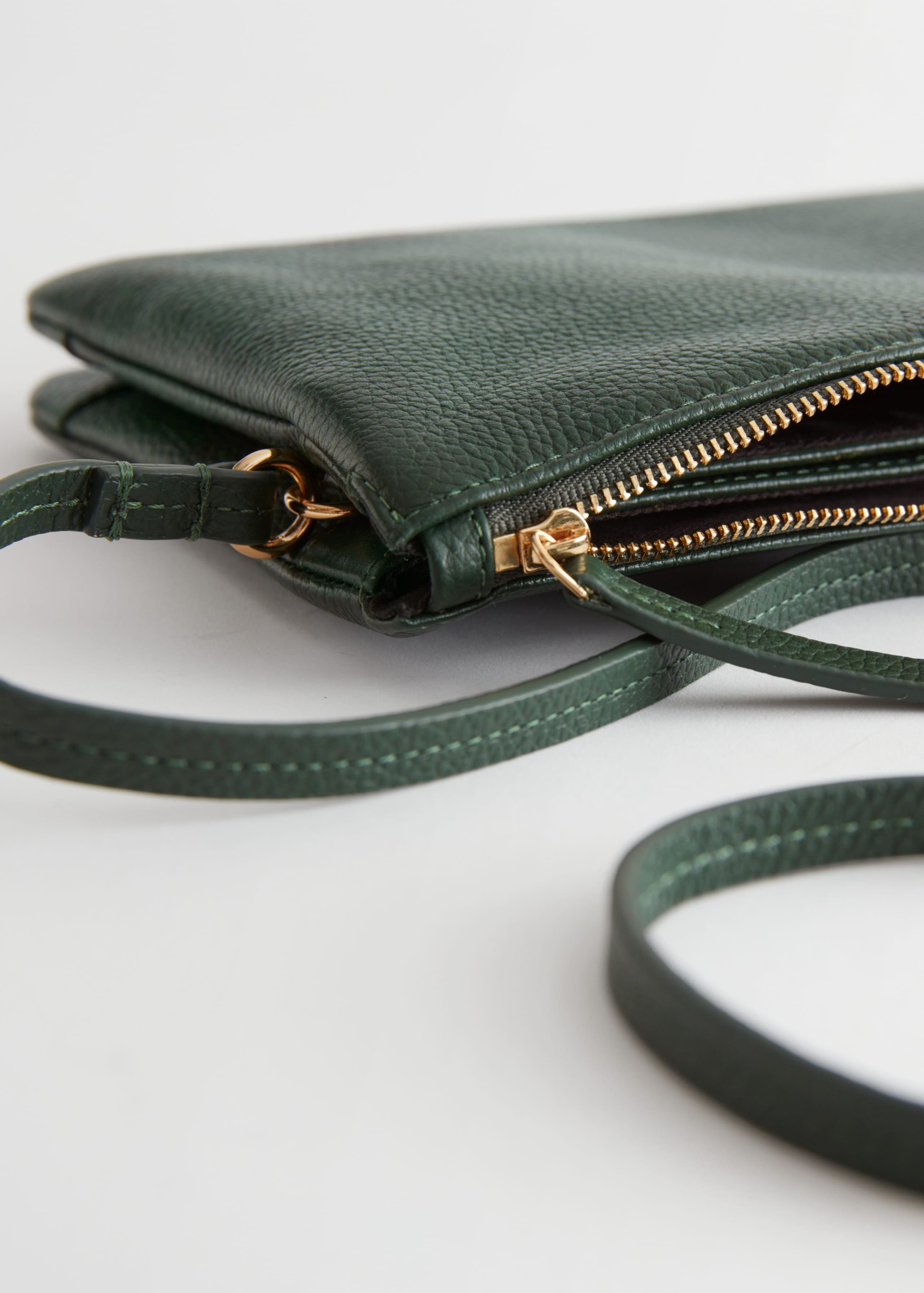 Borsa a tracolla piccola in pelle - {{variantName}} - Descrizione dettagliata