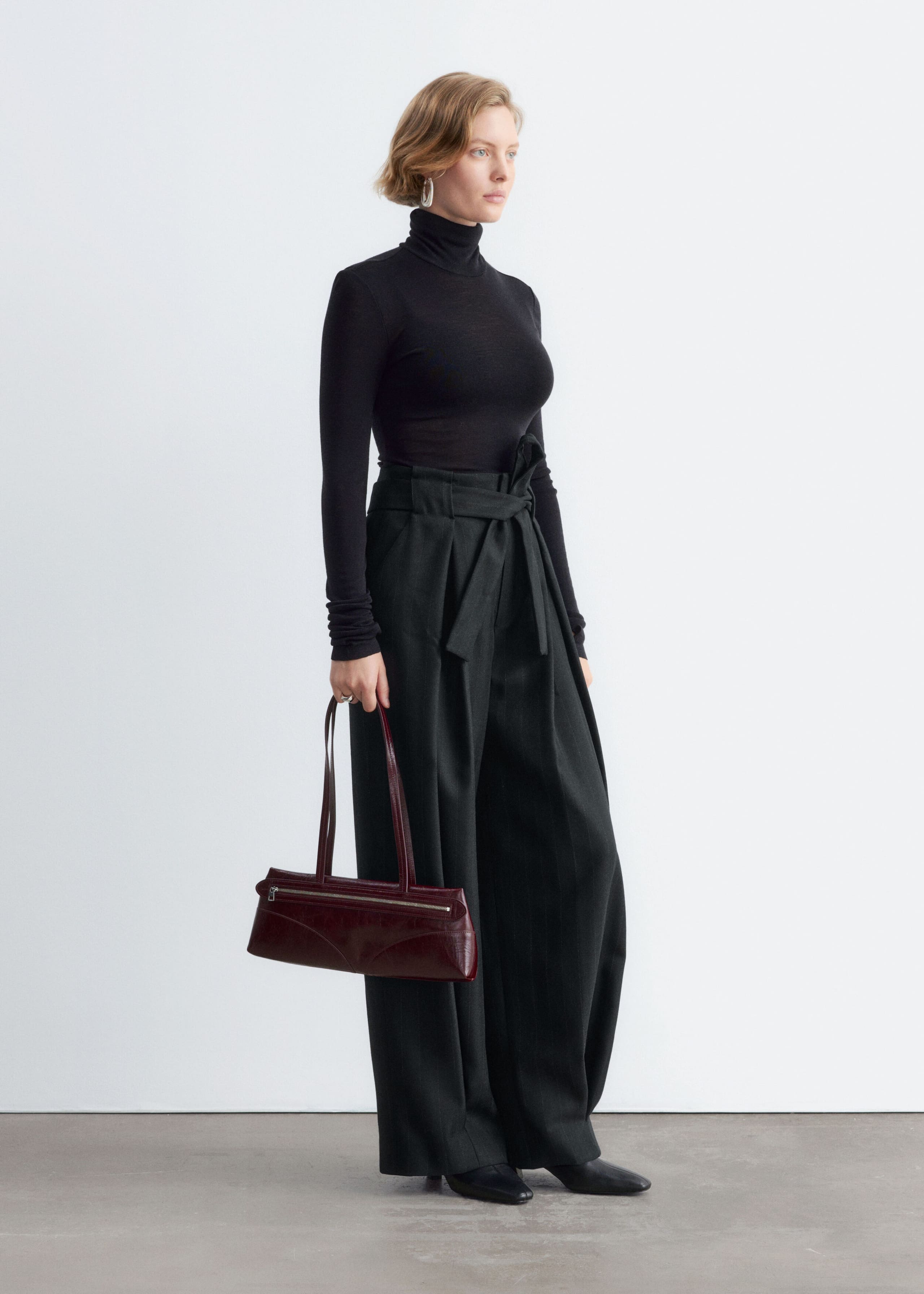 Paperbag-Hose aus Wolle - Schwarz - Lookbook