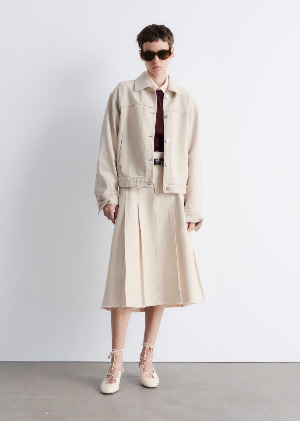 Läderpumps med snörning – Crèmevit – lookbook