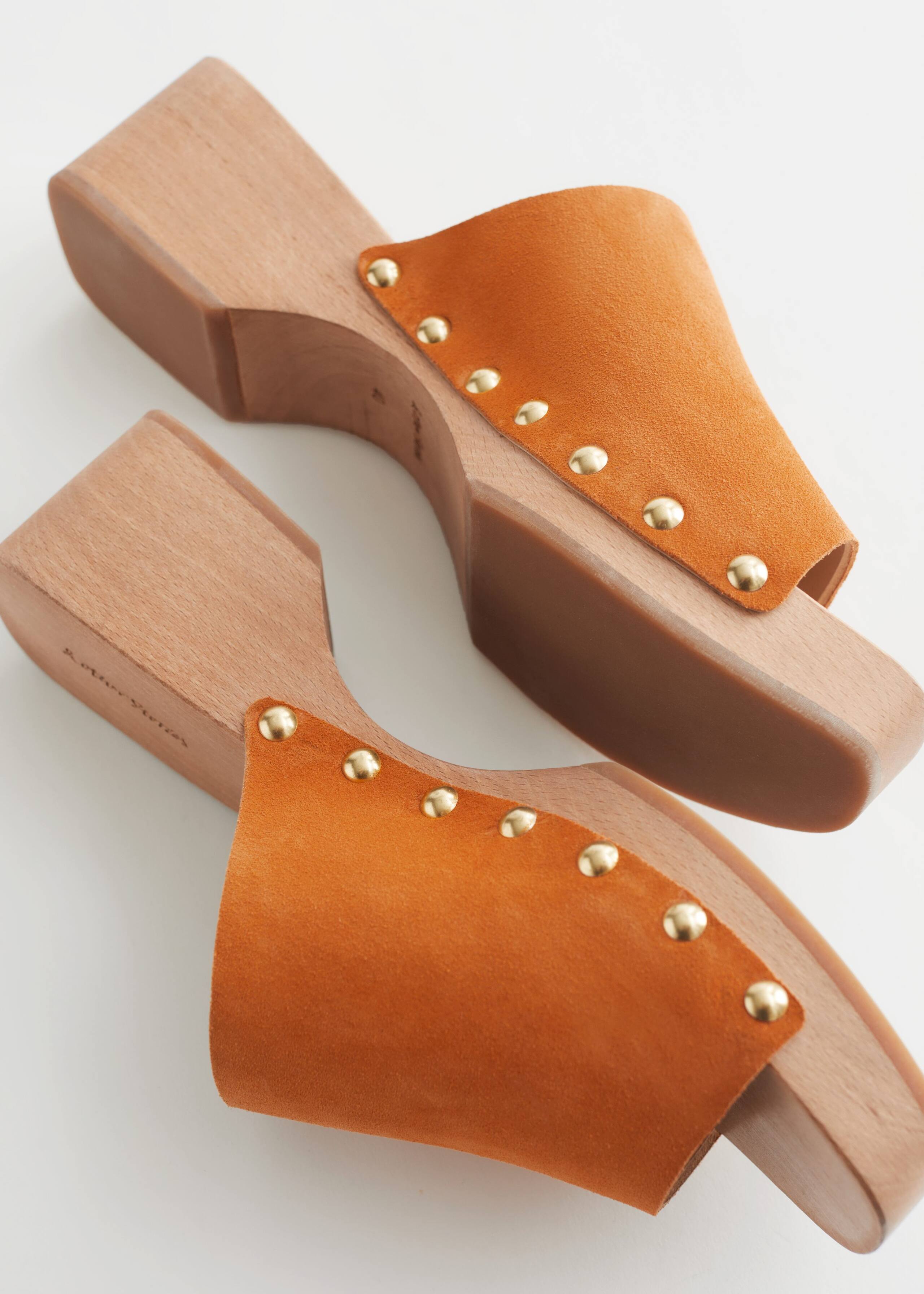 Studded Suede Wooden Clogs - {{variantName}} - Detalle descriptivo