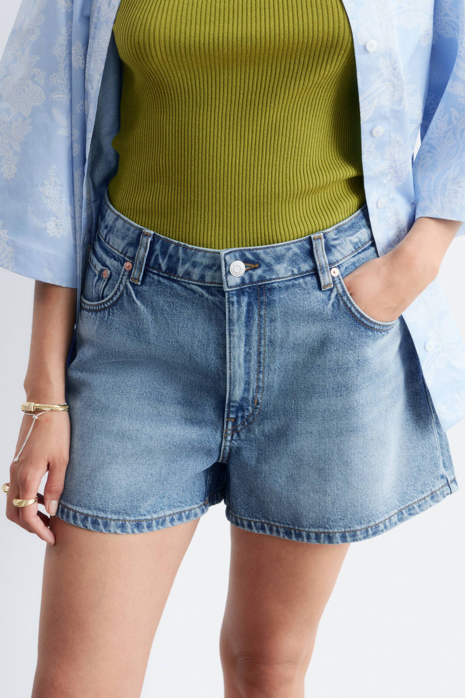 Lockere Jeansshorts - Mittelblau/Schwarz - 5