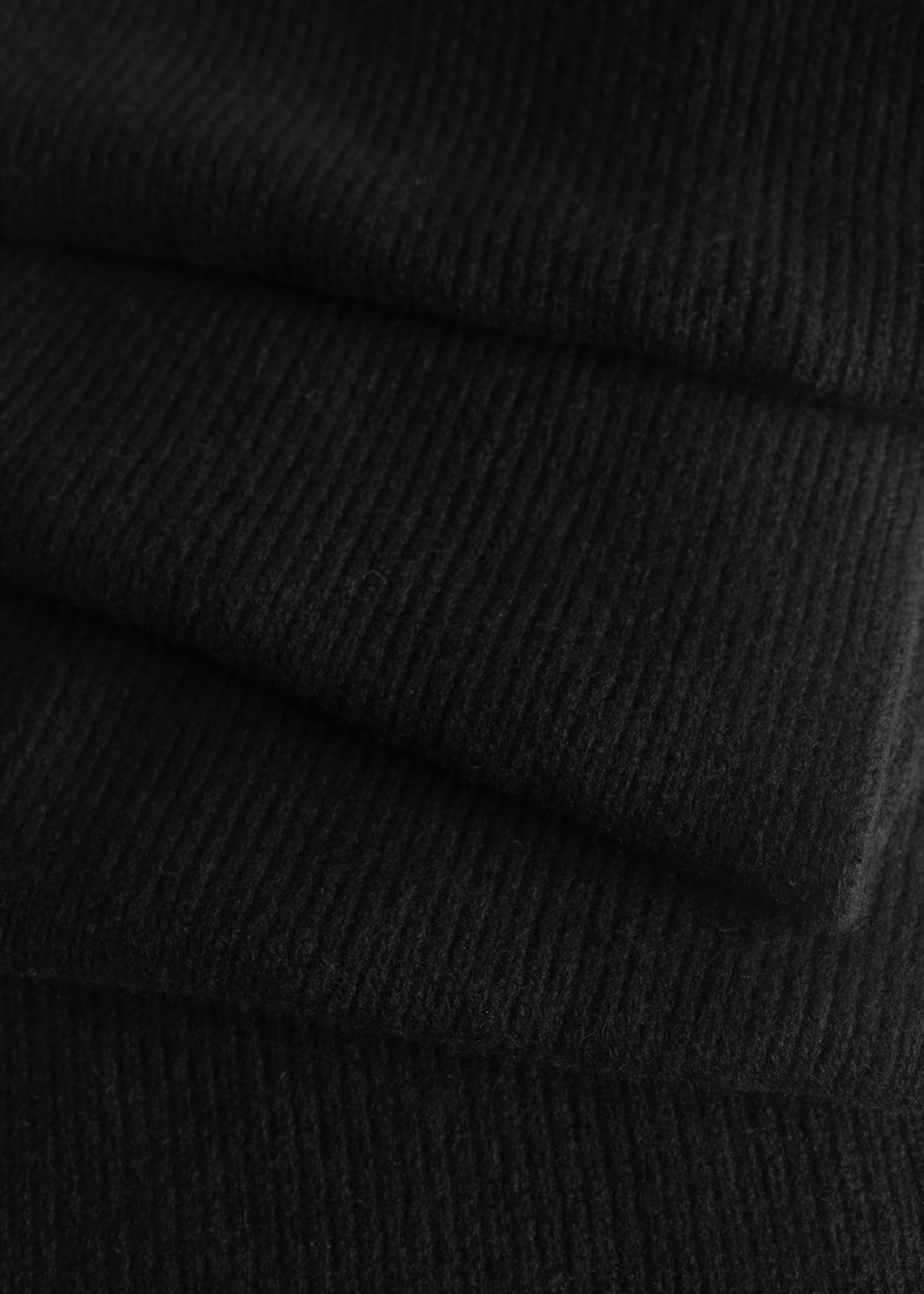 Cashmere Ribbed Knit Scarf - {{variantName}} - Descriptive Detail