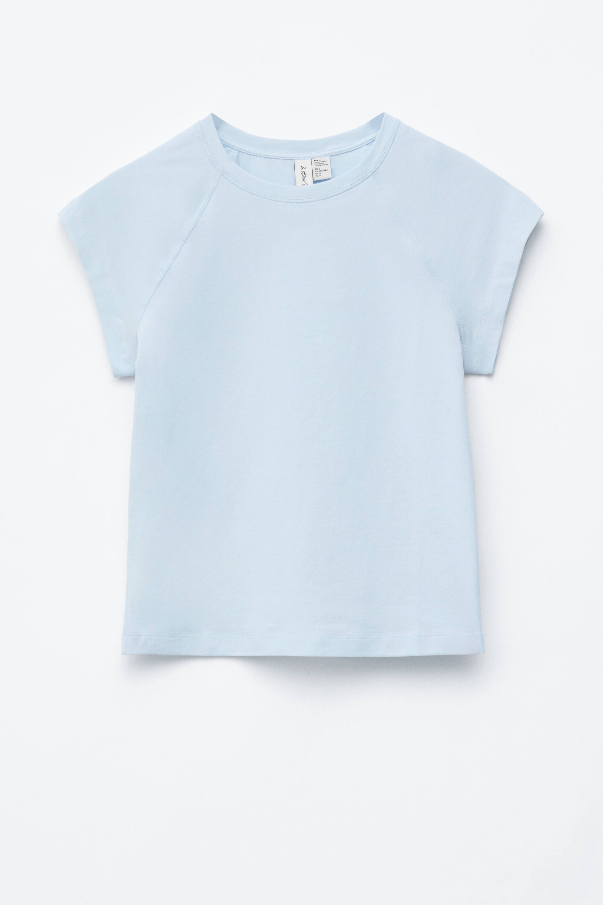 Agrandir l'image: Un T-shirt bleu clair est posé à plat, affichant son devant avec un col rond classique, des manches raglan courtes et une coupe ajustée.