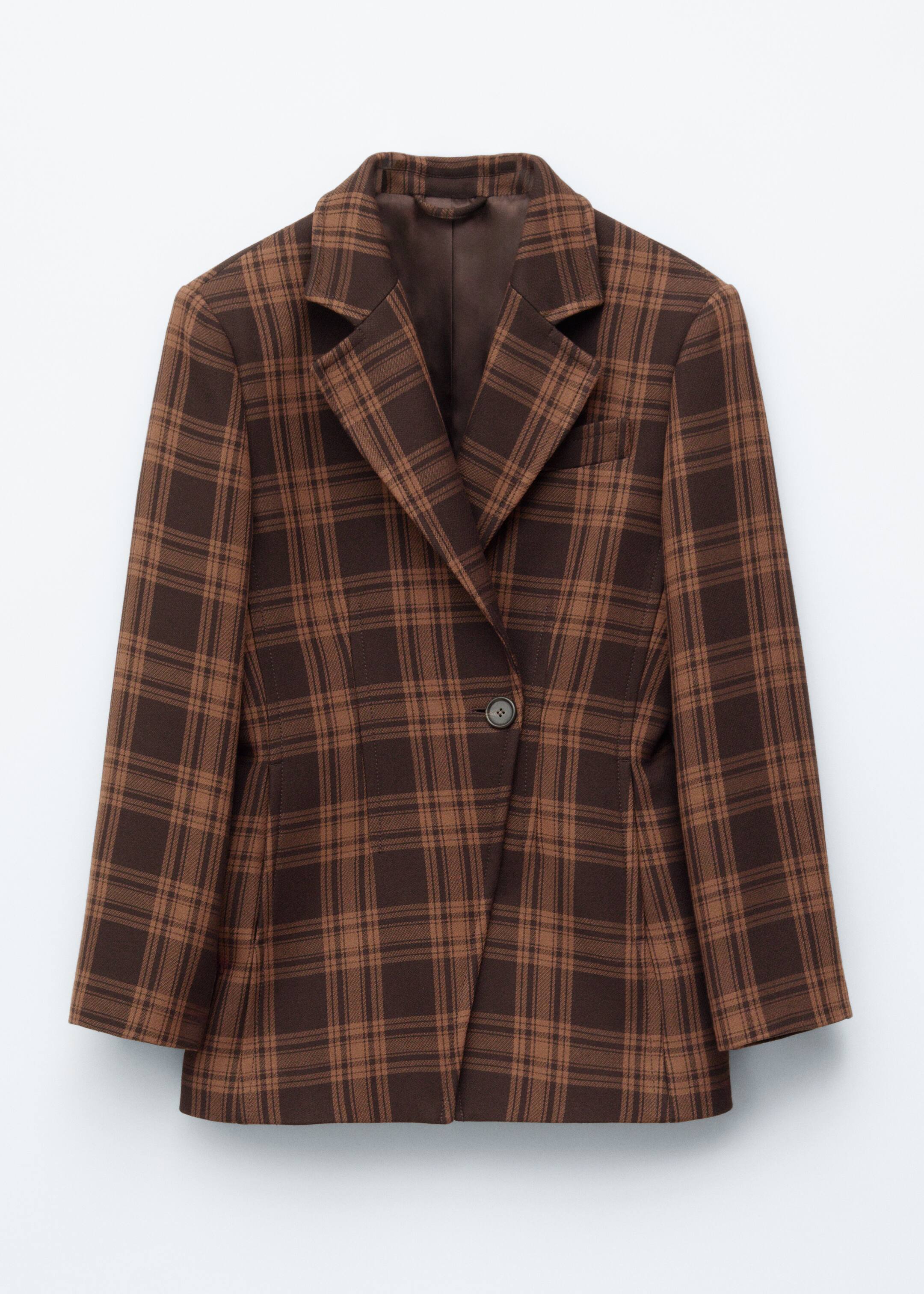 Grotere afbeelding bekijken: Een bruine geruite blazer wordt FRONT getoond, met een gestructureerd silhouet met oversized gevoerde schouders en een ingesnoerde taille. Het toont een gekartelde reverskraag, doorgestikte naden, een enkele knoopsluiting in de taille, dubbele zijzakken en een enkele paspelzak op de borst.