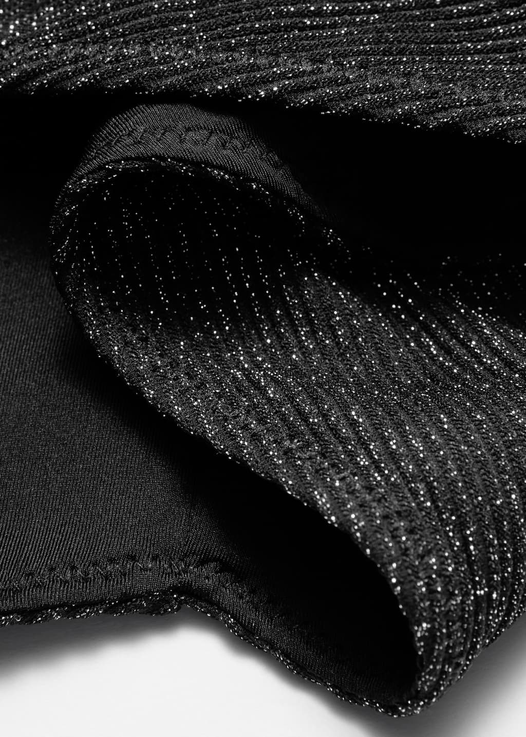 Bikinihose mit hohem Beinausschnitt - {{variantName}} - Beschreibendes Detail