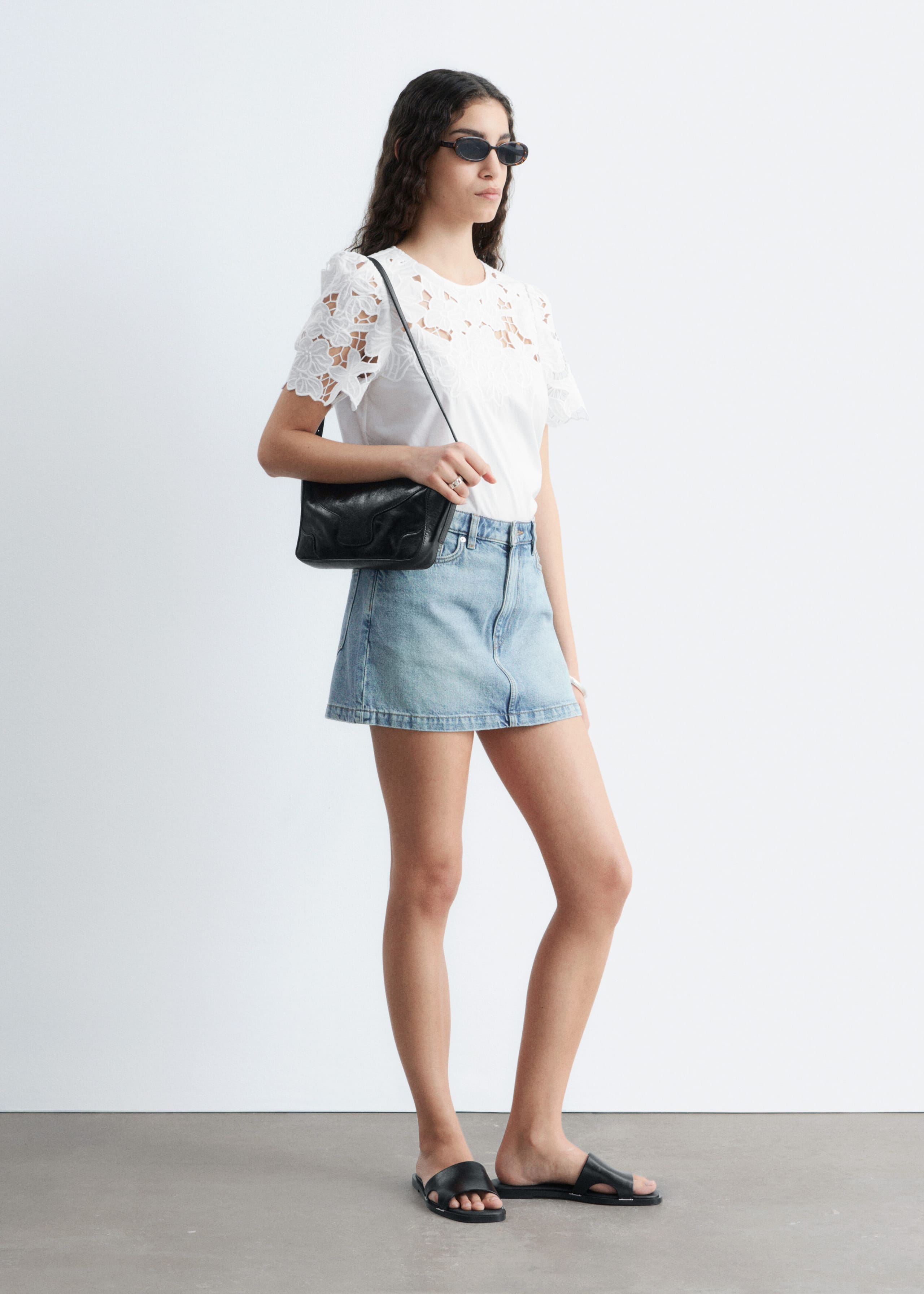 Image of Blusa a maniche corte con ricamo floreale