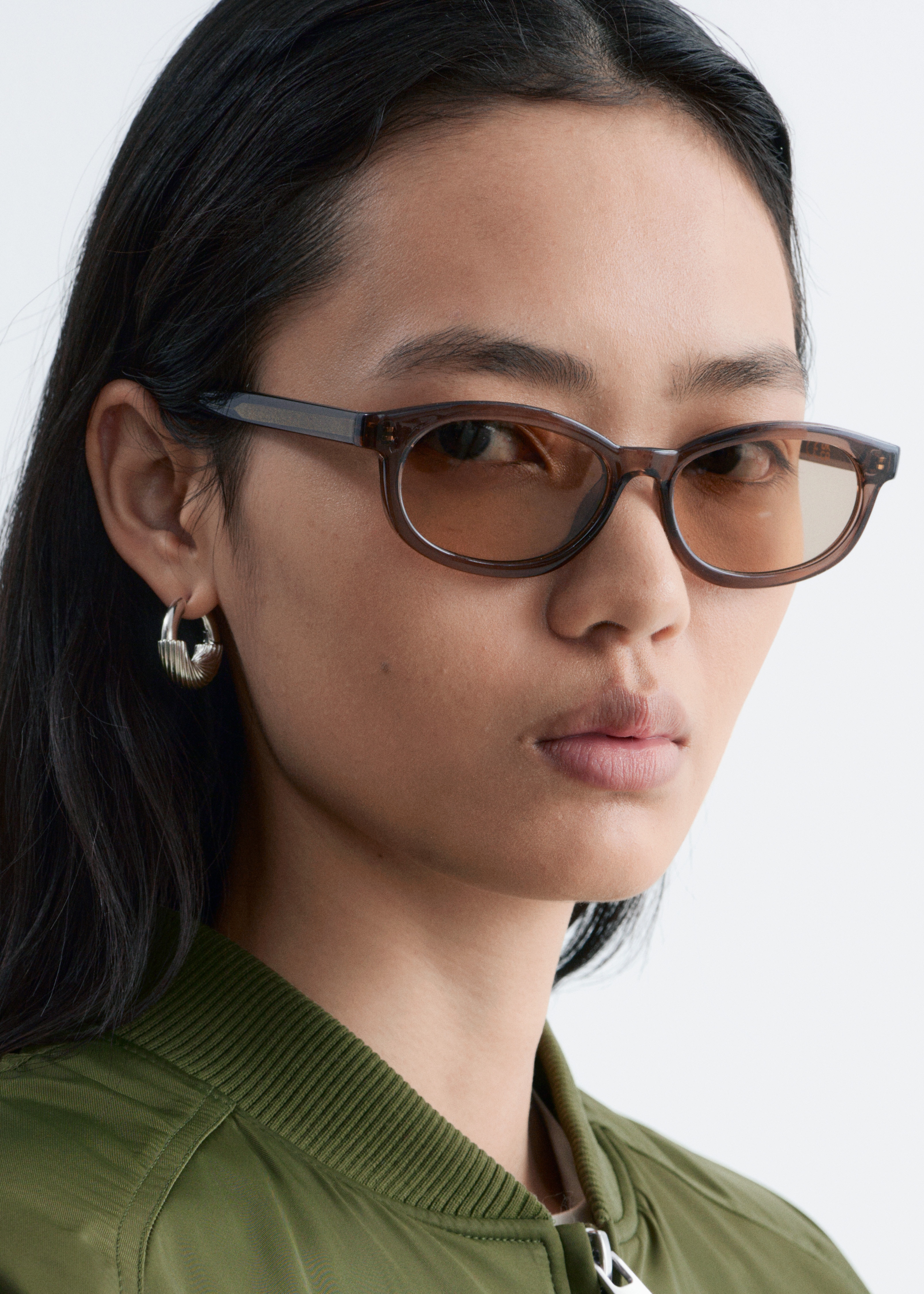 Kapeakehyksiset aurinkolasit