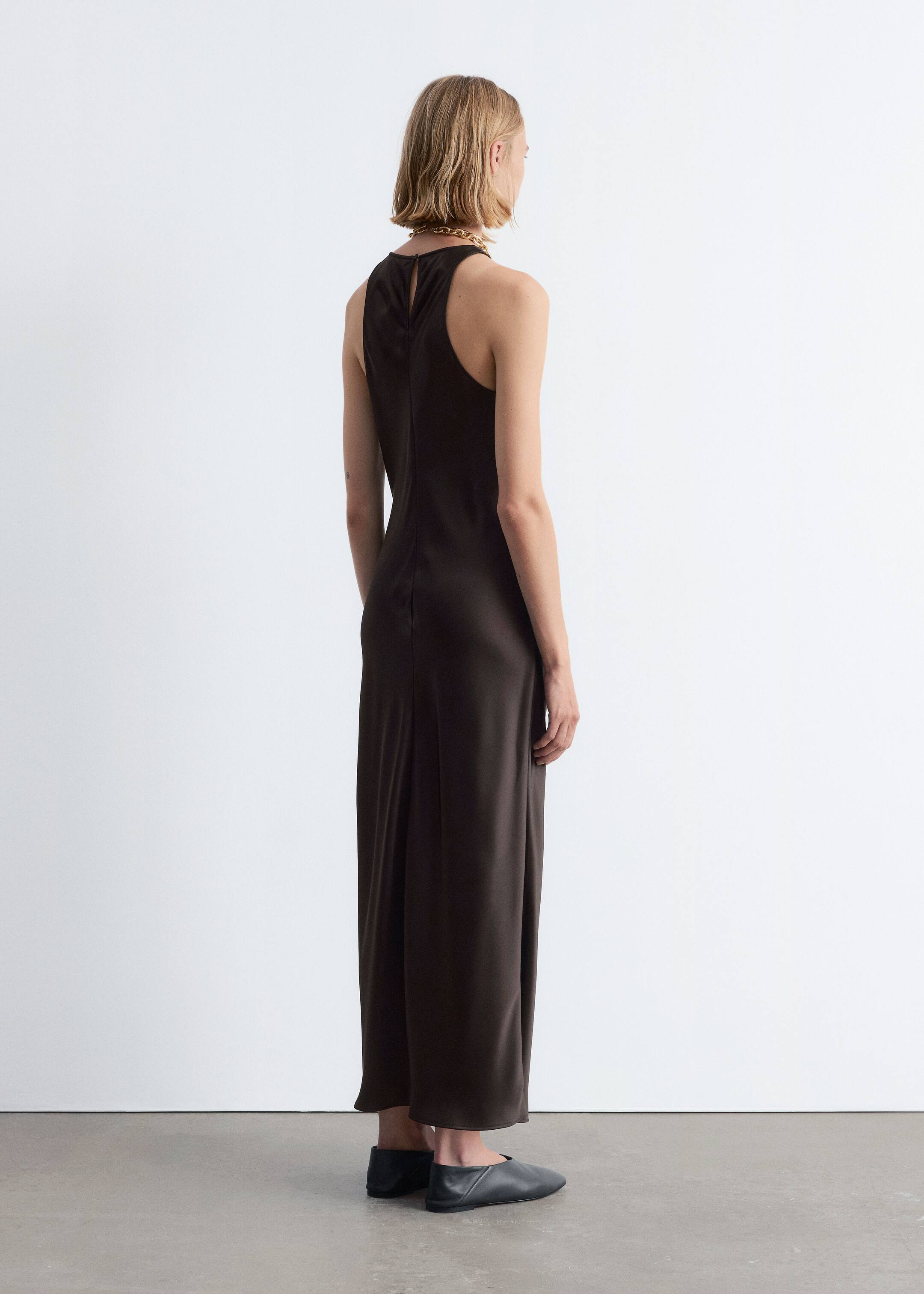 Se større billede: Ærmeløs midikjole i satin - Mørkebrun - DAME | H&M DK 4