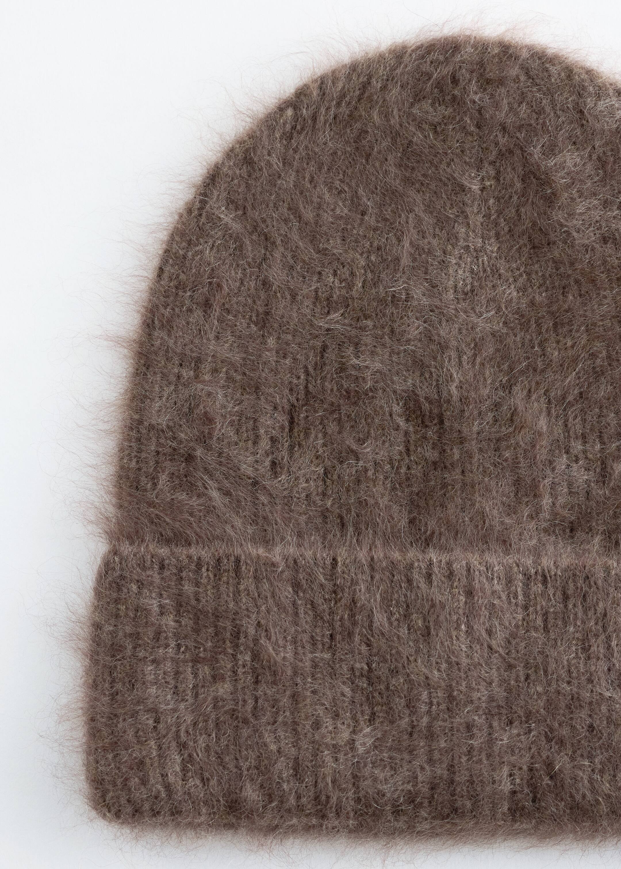 Agrandir l'image: Un bonnet en maille côtelée taupe présente une texture brossée et duveteuse ainsi qu'un revers sur le devant.