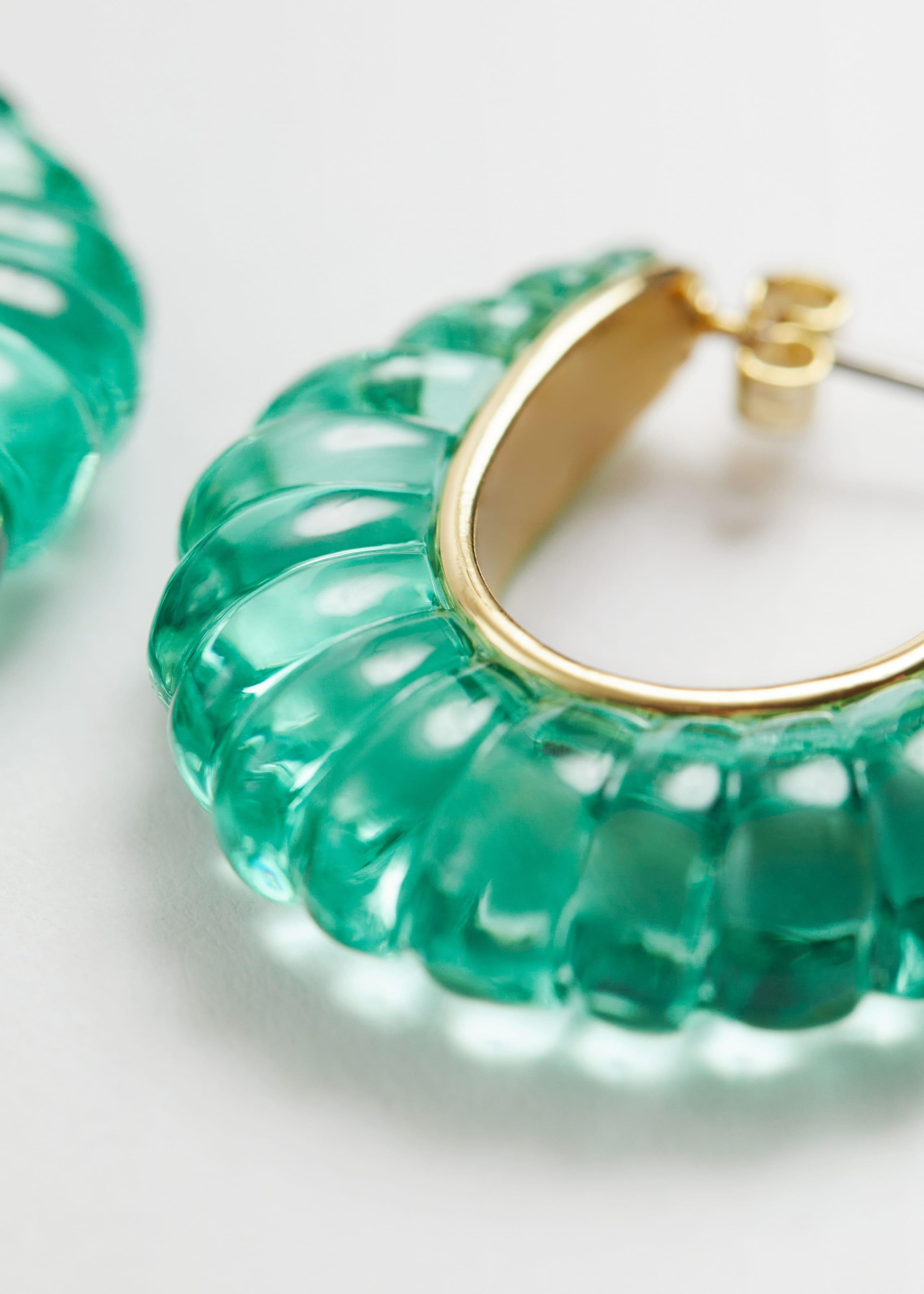 Sculptural Glass Hoop Earrings - {{variantName}} - Detalle descriptivo