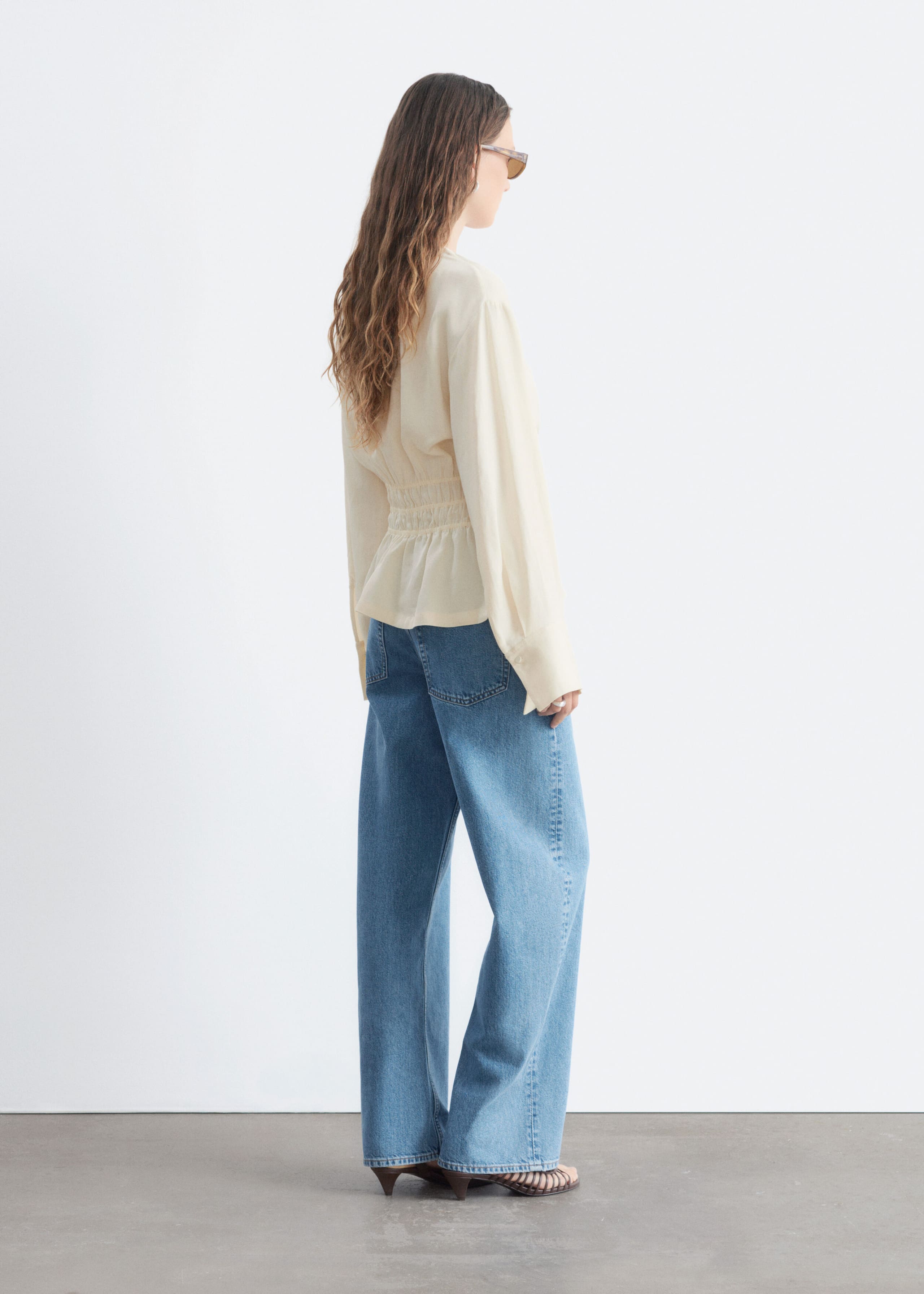 Linneblus med smockad midja – Svart – lookbook