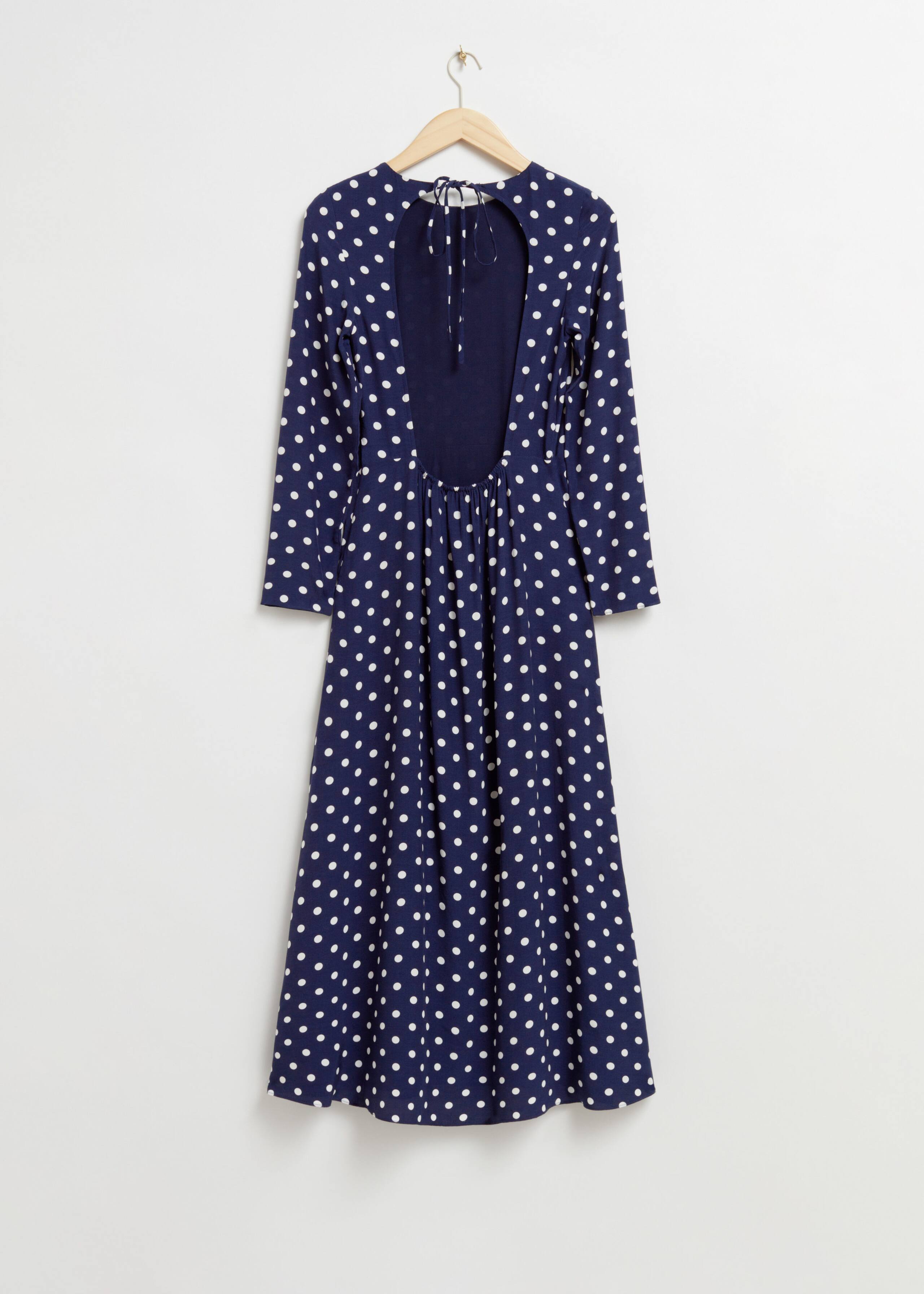 Rückenfreies Midikleid mit Print - Blau/Weiß - Stillleben