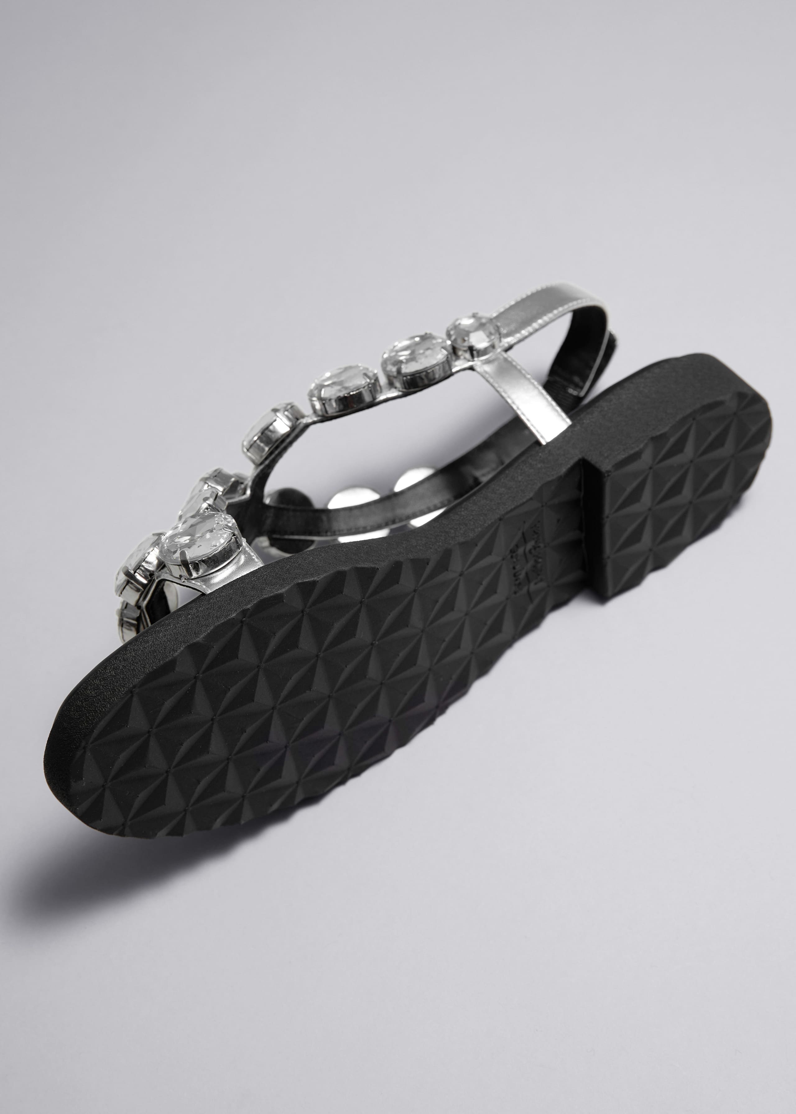 Ledersandalen mit Kristallverzierung - {{variantName}} - Beschreibendes Detail