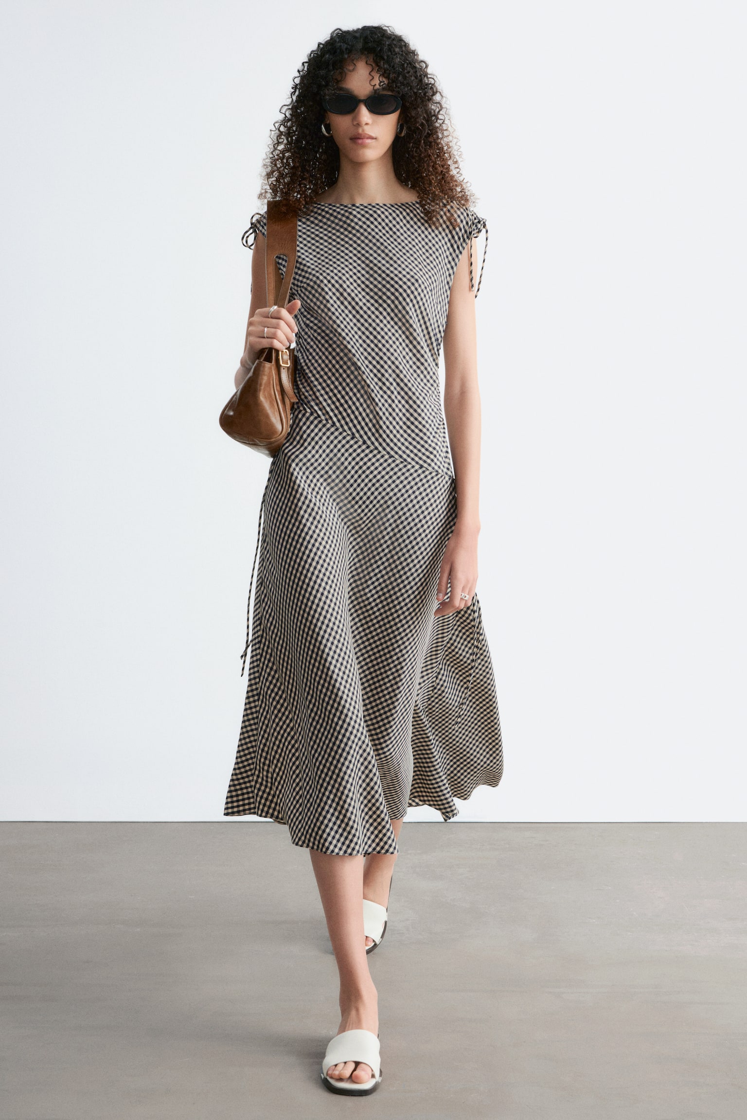 Asymmetrisches, drapiertes Midikleid - Weiß/Dunkelblau/Hellgrün/Vichy-Muster - 1