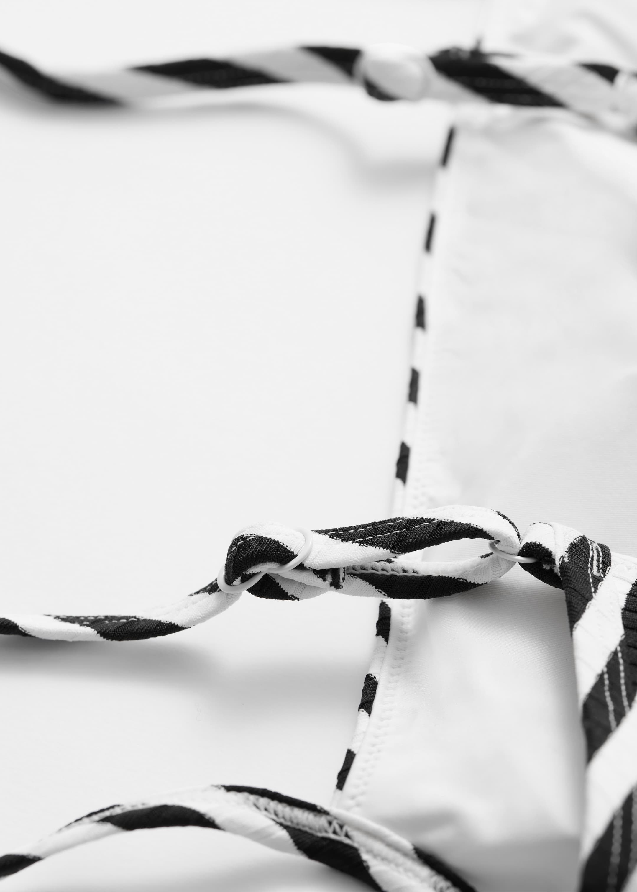 Visualizza immagine più grande: Costume da bagno con scollo dritto - Righe nero/bianco - DONNA | H&M IT 7