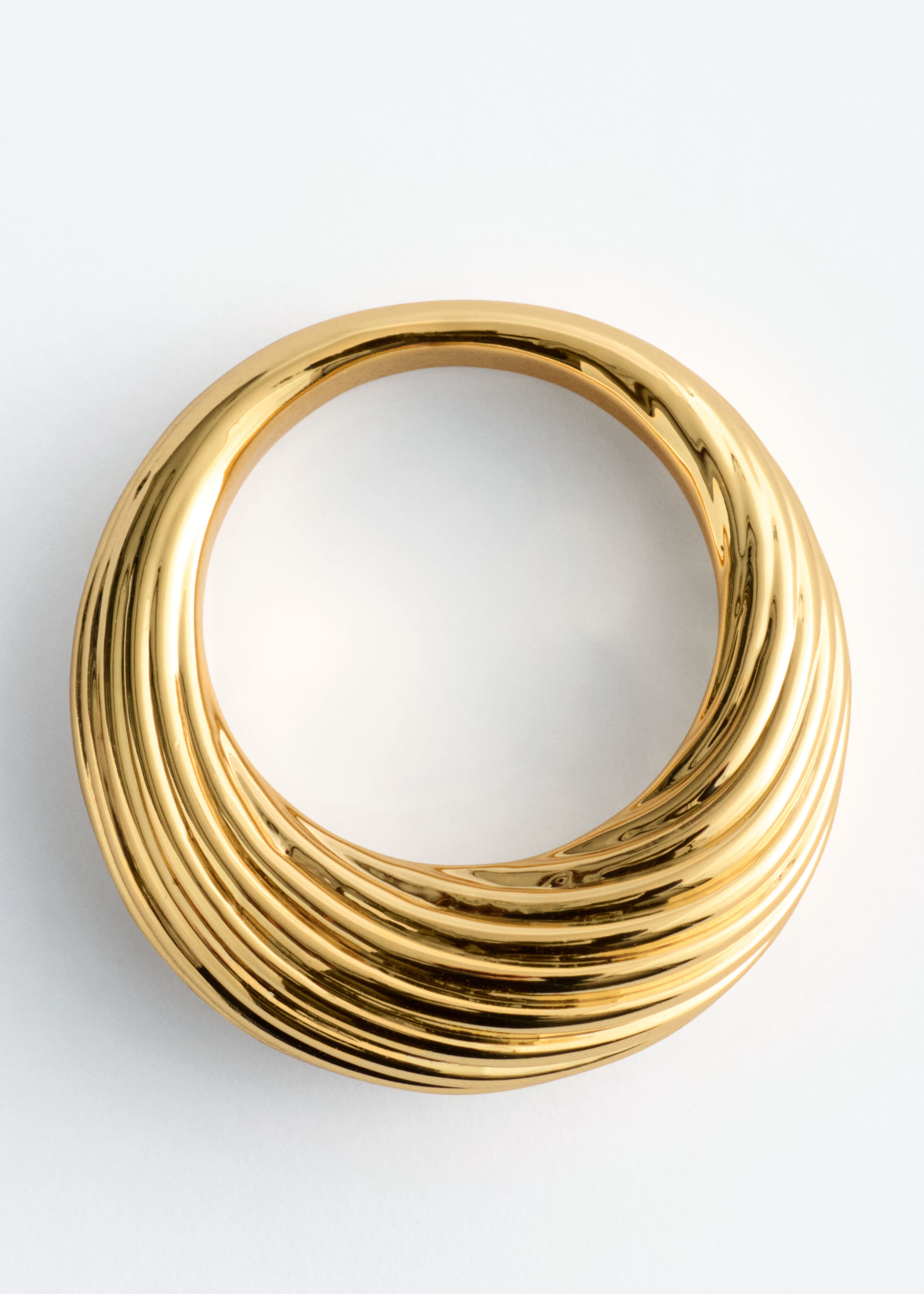 Pierścionek ze żłobieniami – Złoty – Martwa natura