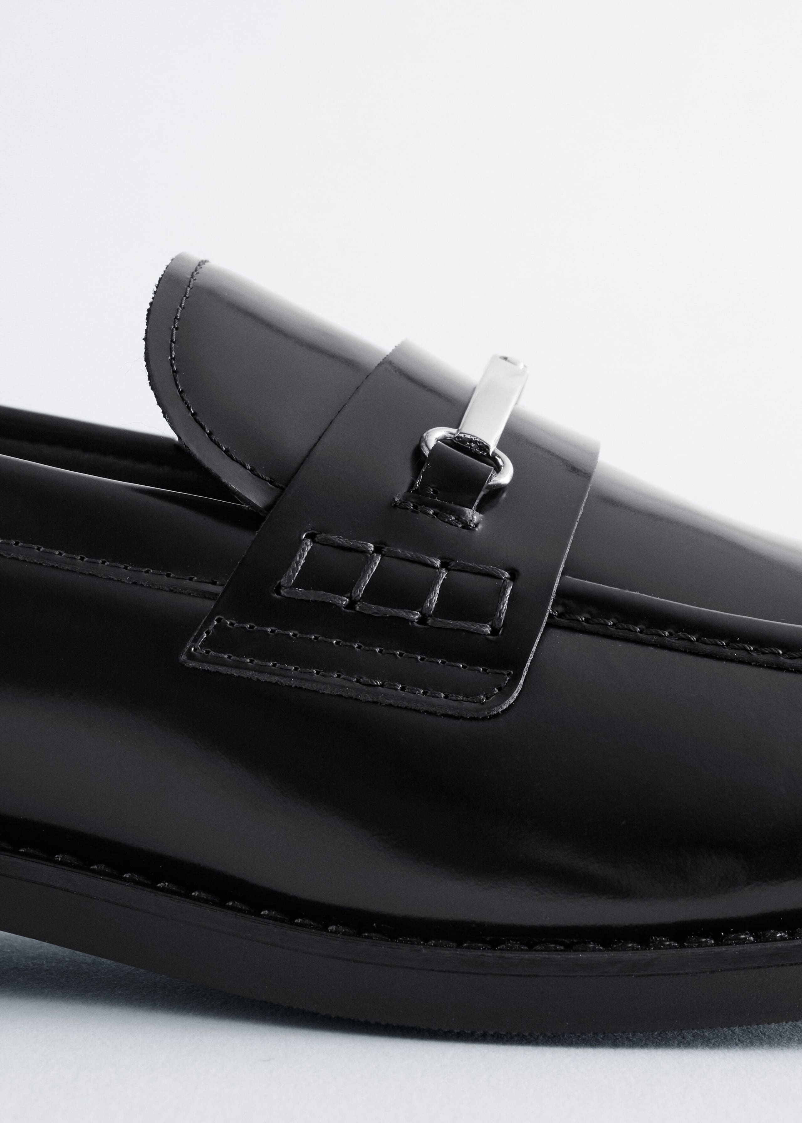 Loafer aus Leder mit Trensenspange - {{variantName}} - Beschreibendes Detail