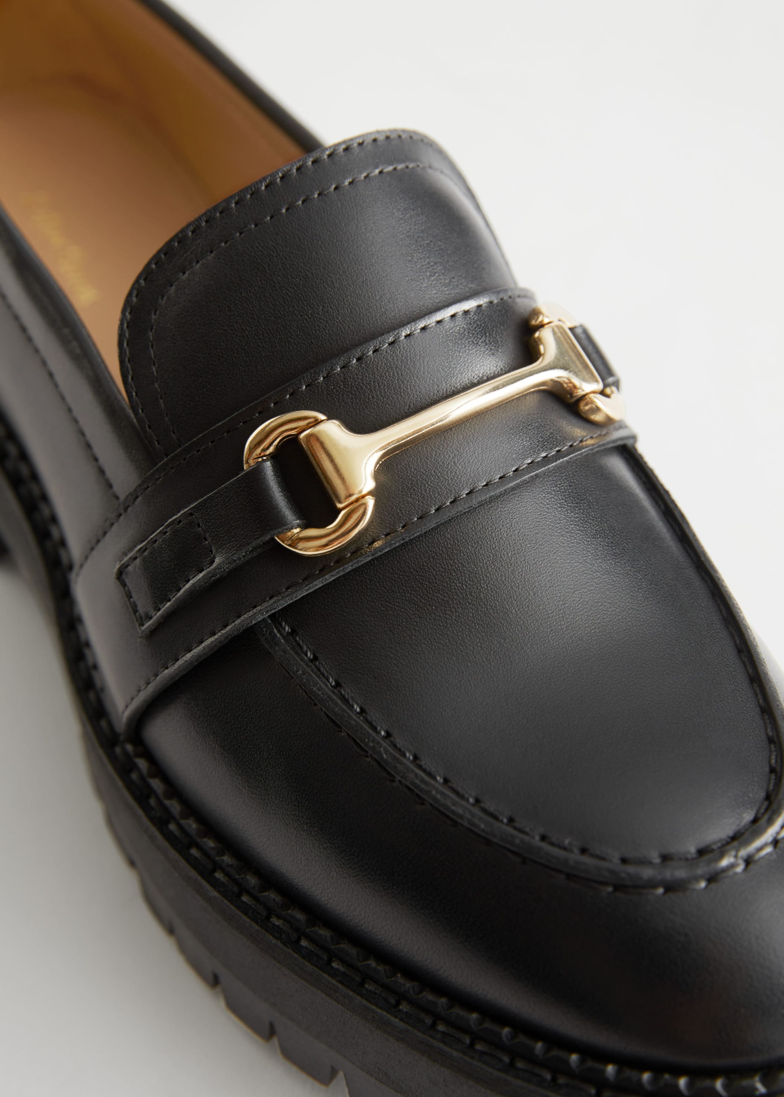 Buckled Chunky Leather Loafers - {{variantName}} - Detalle descriptivo