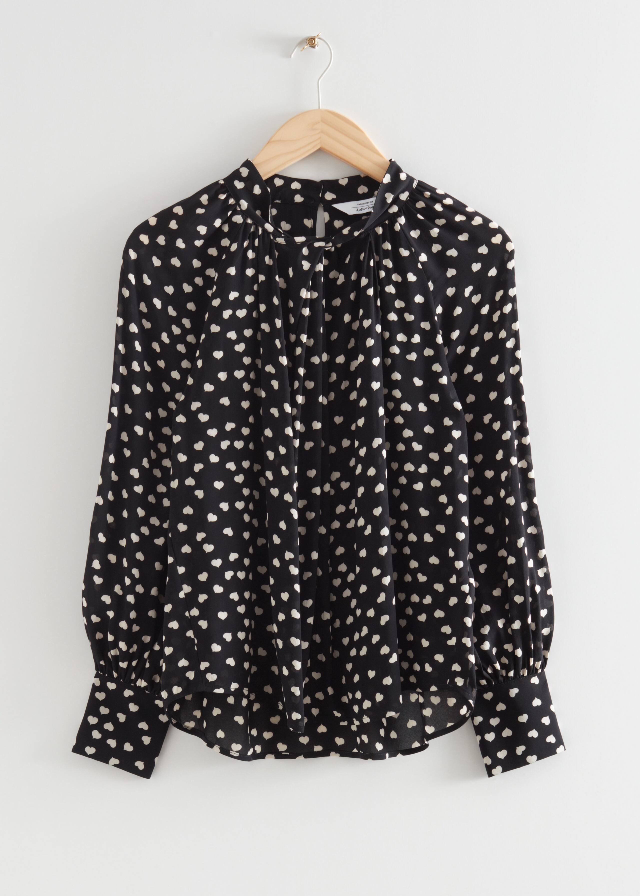 TwistFrontSatinBlouse - Black Hearts - Natura morta