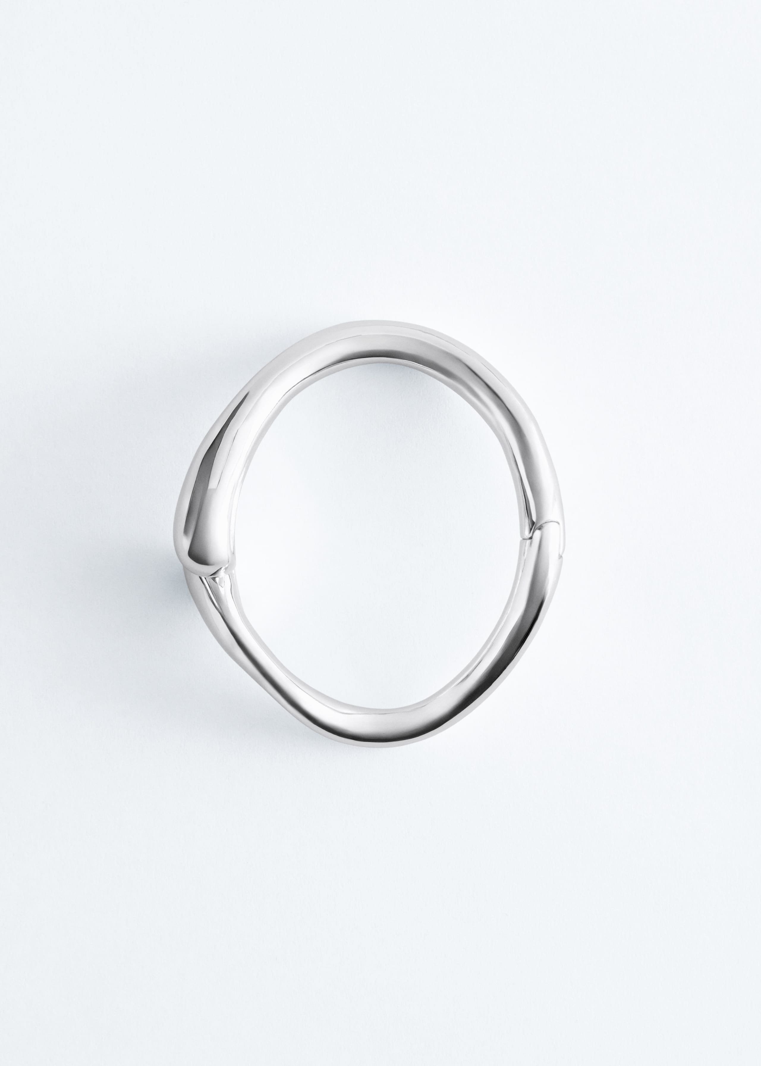 Armspange mit Tropfendetail - Silber - Stillleben