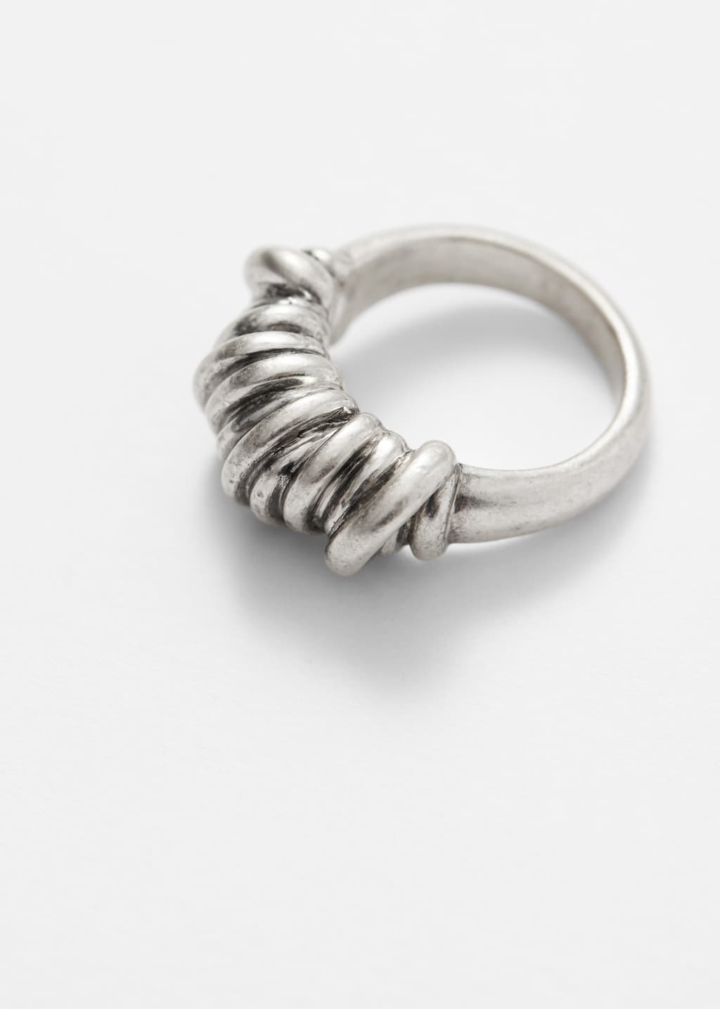 Ring med oregelbunden design – {{variantName}} – detaljerad beskrivning