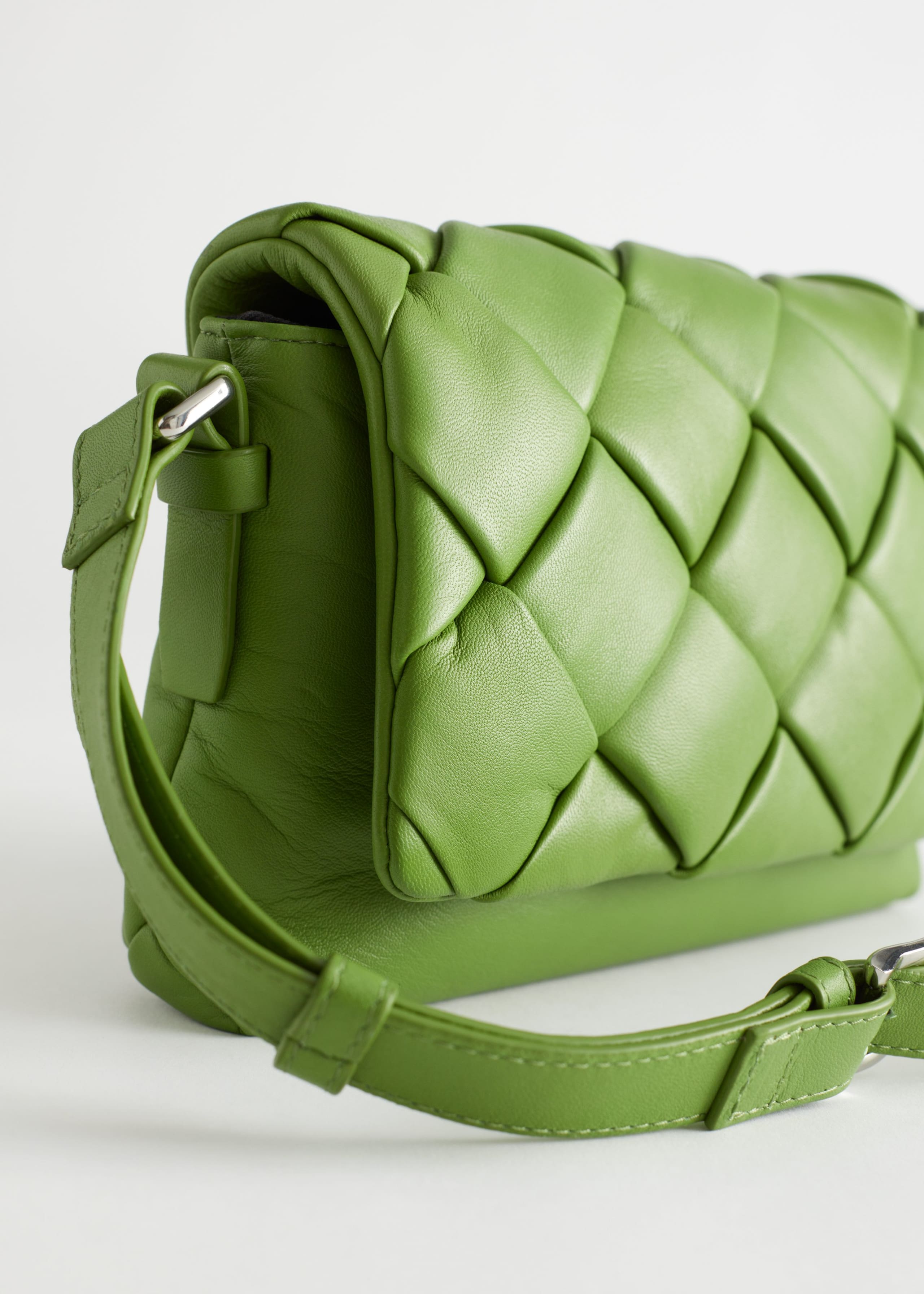 BraidedLeatherCrossbodyBag - {{variantName}} - Descrizione dettagliata
