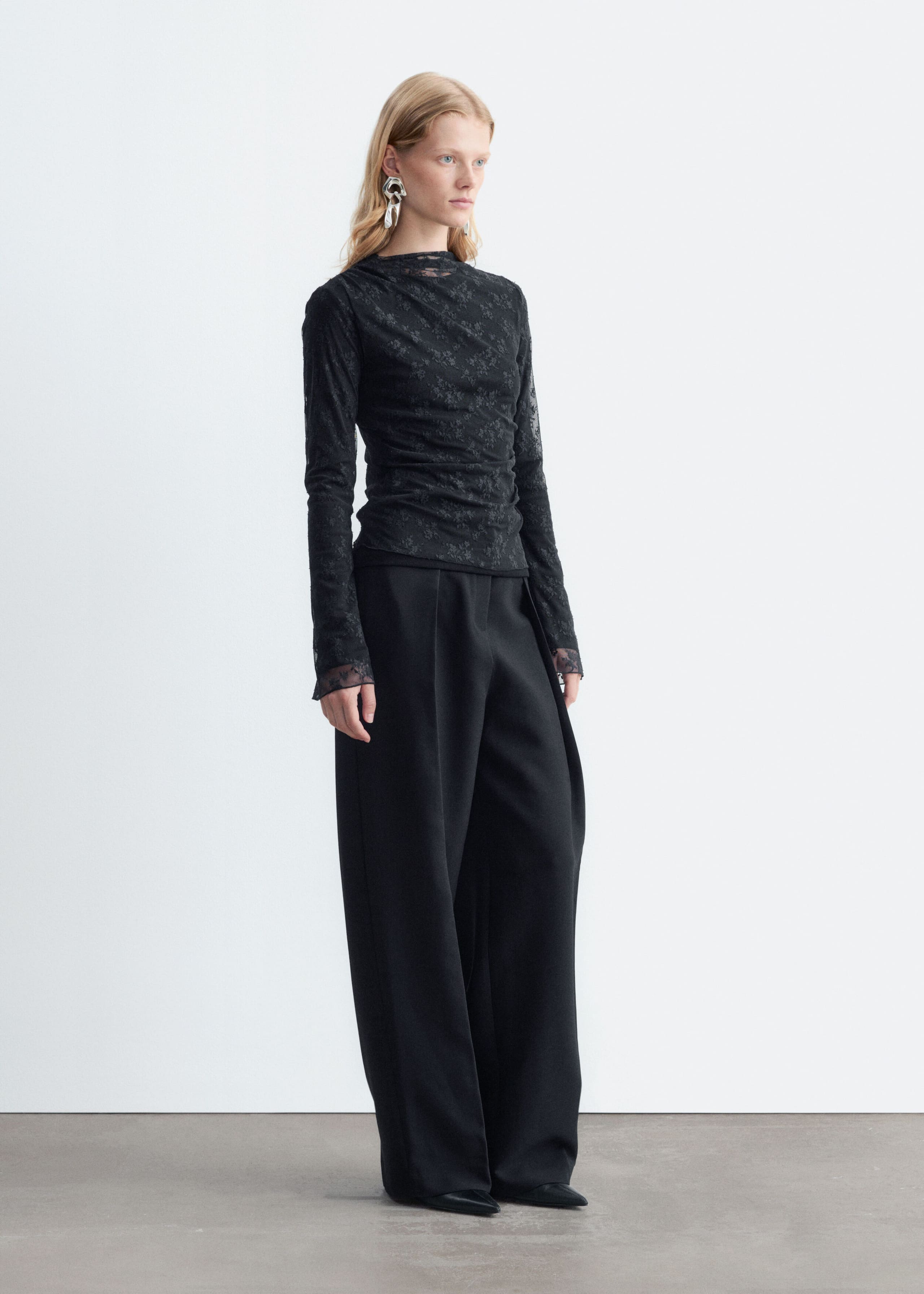 Spitzenoberteil mit Stehkragen - Schwarz - Lookbook