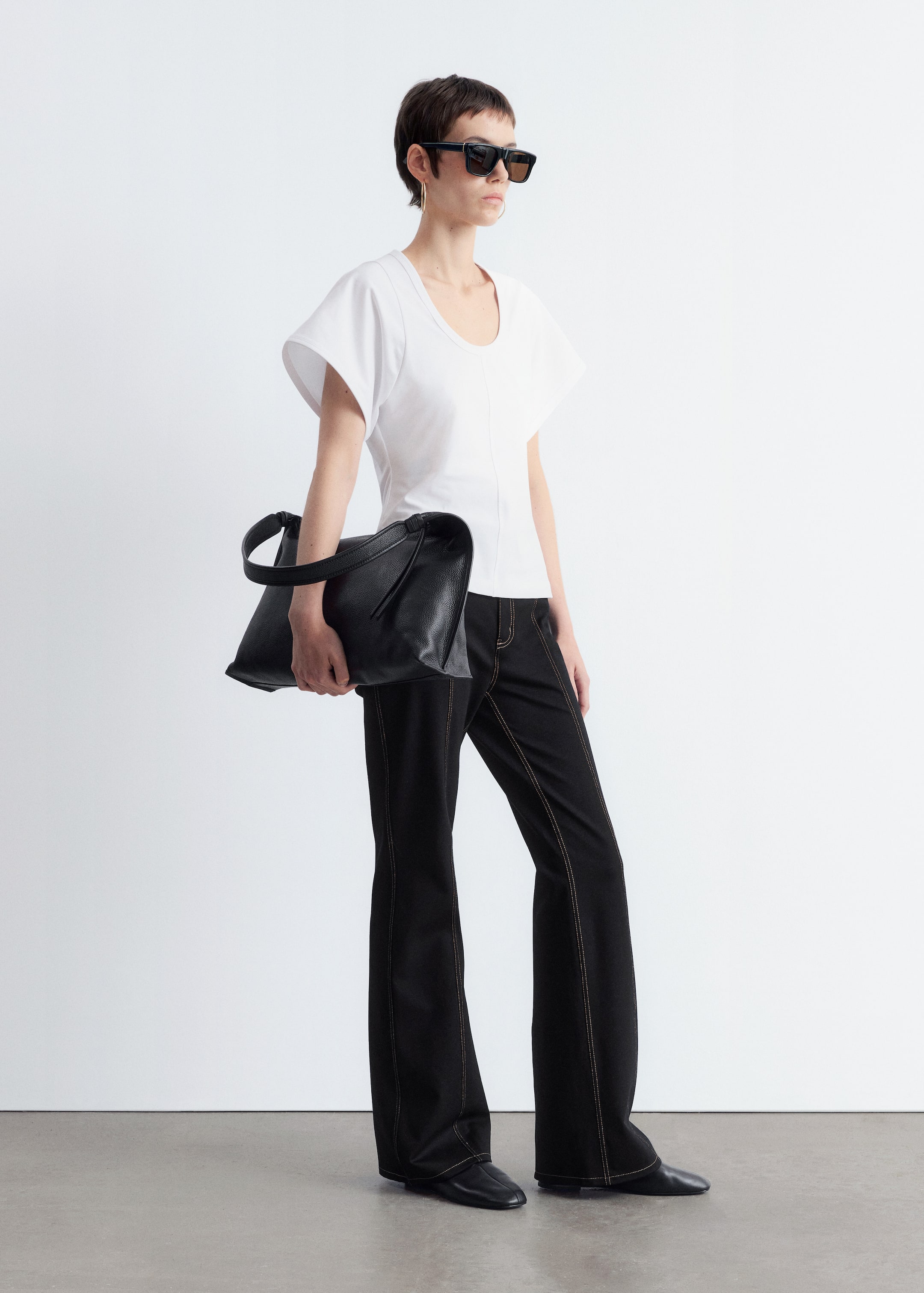 Visa större bild: Utsvängda byxor i trikå med dekorativ söm - Svart - DAM | H&M SE 1