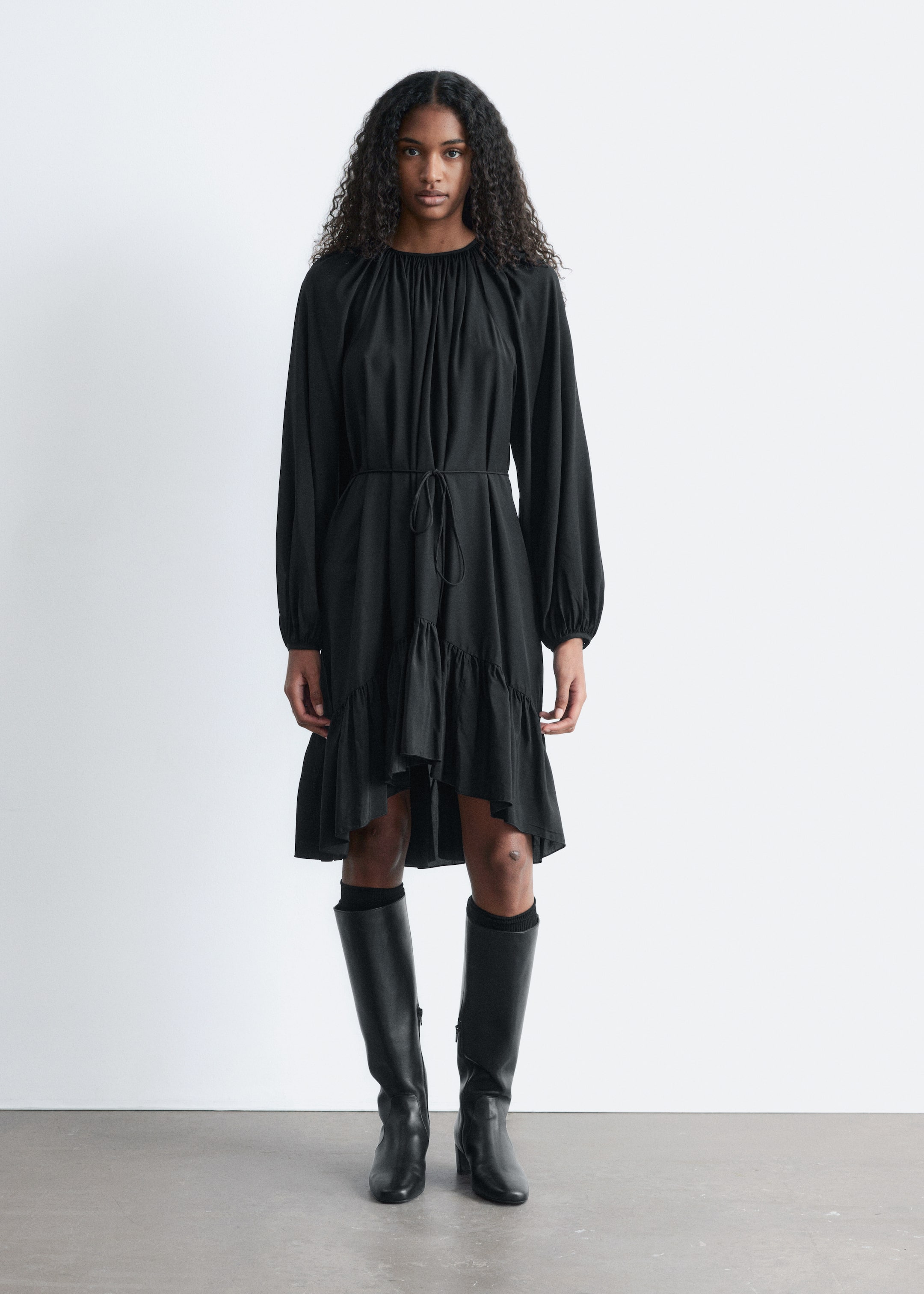 Nagyobb kép megtekintése: Fodros, ballonujjú miniruha - Fekete - NŐI | H&M HU 1