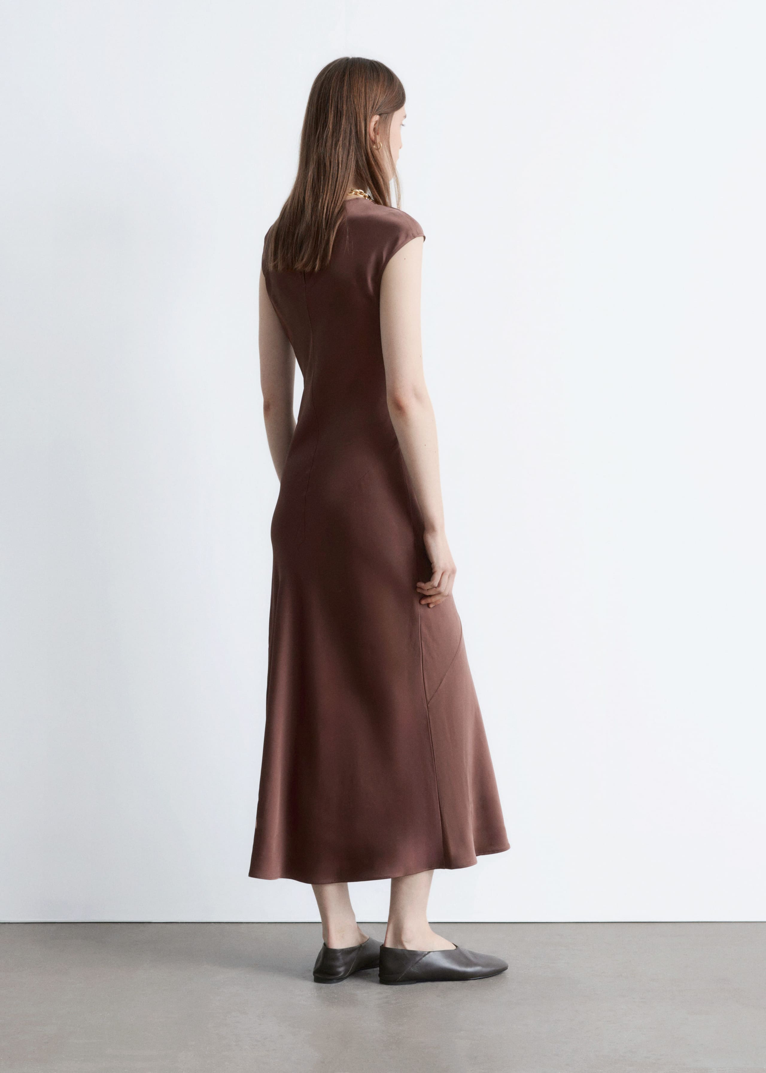Eng anliegendes Maxikleid aus Satin - Braun - Lookbook